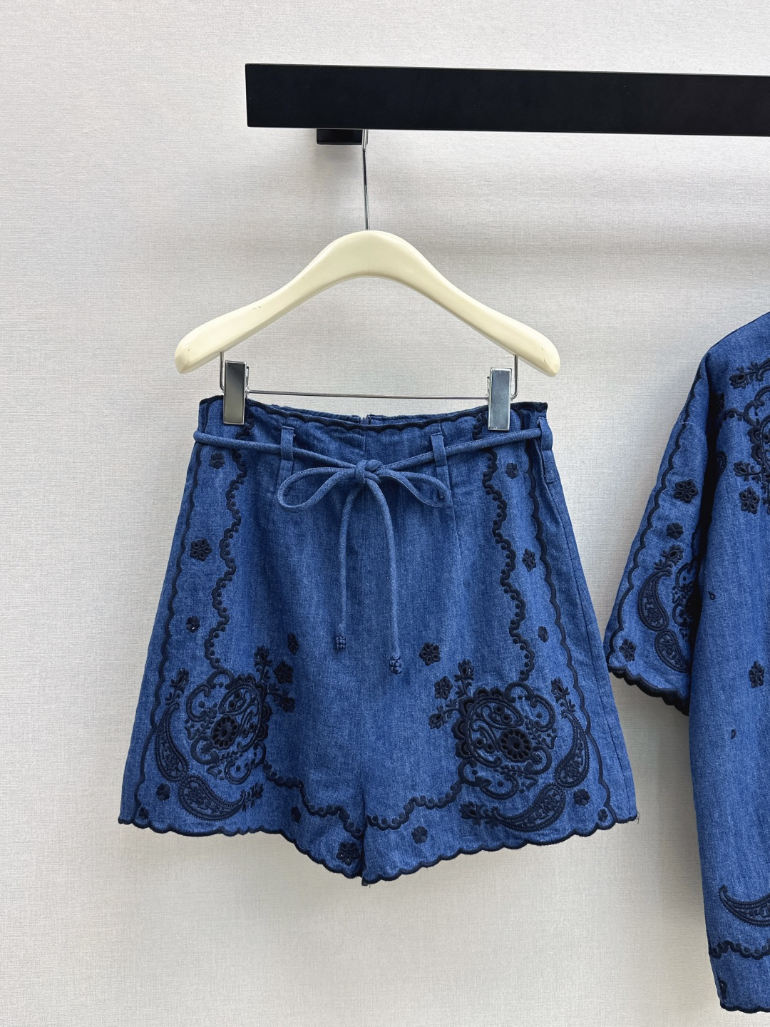 NO:842241,Zim 26Ss————The latest holiday fan-shaped embroidered high-waisted denim shorts for spring and summer, heavy craftsmanship, all-over paisley flower hollow embroidered denim fabric, wide and comfortable texture, flower pendant belt with small A-shaped upper body, making the body slim and tall, beautiful to the bone, French elegant and romantic temperament, one color ready for sale sml,, shorts,19860909Zim 26Ss————春夏最新款度假风扇形刺绣高腰牛仔短裤重工艺通体佩斯利花卉镂空刺绣牛仔面料 质感挺阔舒适 花朵吊坠腰带搭配小A版型上身显瘦又高挑 美到入骨的法式优雅浪漫气质 一色现货发售sml,,shorts,,Women's clothing