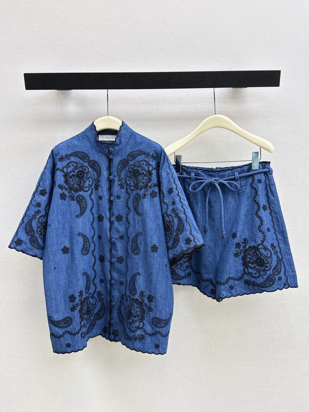 NO:842247,Zim 26Ss————The latest spring and summer debut holiday fan-shaped embroidered high-waisted denim short-sleeved shirt with heavy craftsmanship, all-over paisley floral hollow embroidered denim fabric, wide and comfortable texture, exquisite flower buttons, stand-up collar, loose H-shaped top, casual and versatile, casual, elegant, romantic and retro temperament. Recommended to match. One color ready for sale sml,, shirts, T-shirt,19860909Zim 26Ss————春夏最新款首发度假风扇形刺绣高腰牛仔短袖衬衫重工艺通体佩斯利花卉镂空刺绣牛仔面料 质感挺阔舒适 精致的花朵纽扣 立领宽松H版型上身随性百搭 休闲优雅浪漫复古气质 推荐一套搭配 一色现货发售sml,,shirts,T-shirt,,Women's clothing
