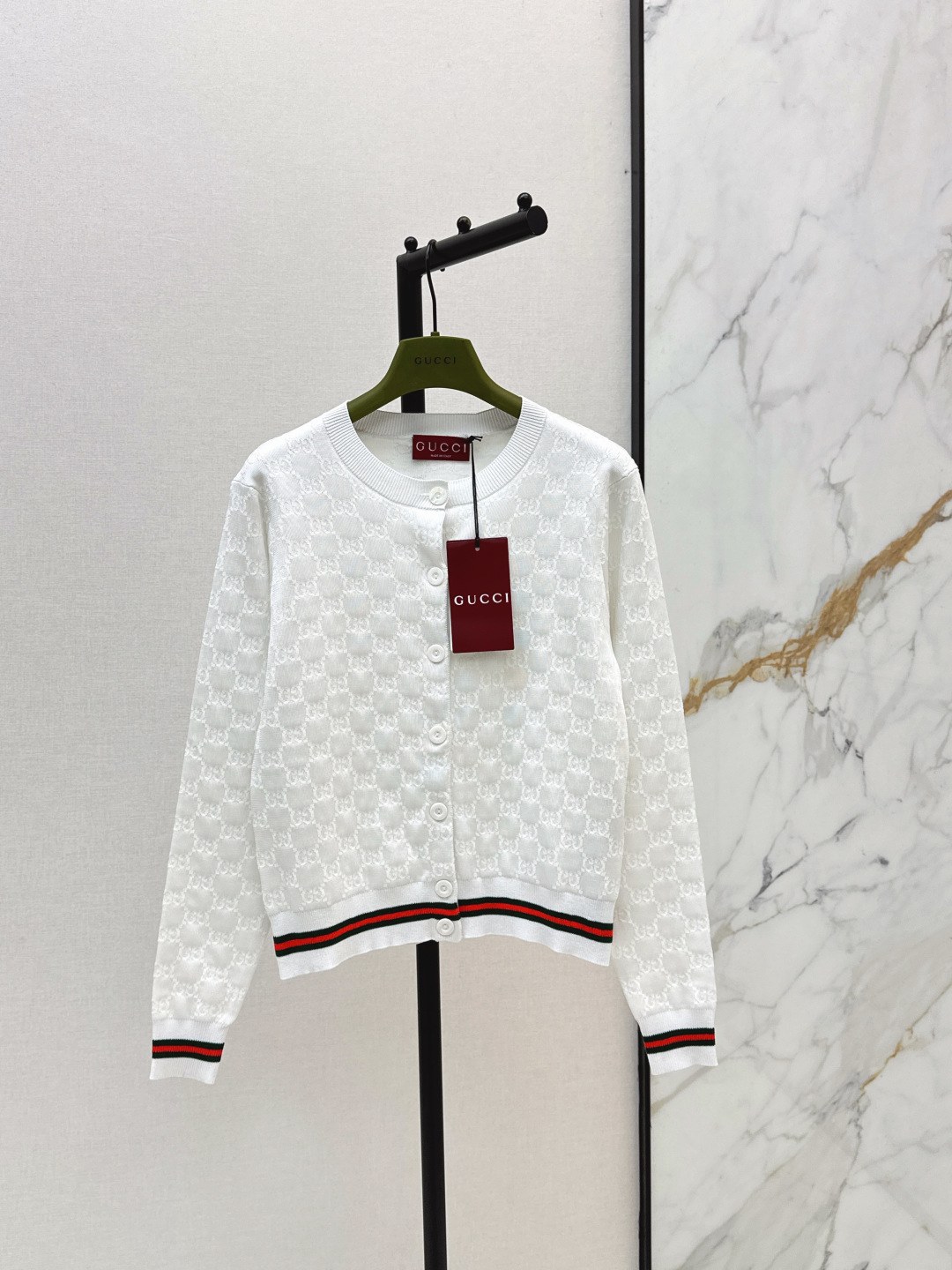 NO:842271,Gu 26Ss————The latest spring and summer GG jacquard round-neck cardigan is made of soft and breathable knitted fabric. It is super comfortable to wear in summer. Classic lapel + red and green webbing. Perfect brand recognition. The GG jacquard dark pattern details on the body are exquisite, low-key and textured. The short waist design optimizes the body proportion. It goes well with jeans or skirts. Easily switch between college style or commuting style. One color ready for sale sml,,skirts,jeans,19860909Gu 26Ss————春夏最新款gg提花圆领开衫采用柔软透气针织面料 夏天穿超舒服 经典翻领+红绿织带 品牌辨识度满分 衣身GG提花暗纹细节精致 低调又有质感 短款收腰设计 优化身材比例 搭配牛仔裤或半身裙都很出彩 轻松切换学院风or通勤风 一色现货发售sml,,skirts,jeans,,Women's clothing