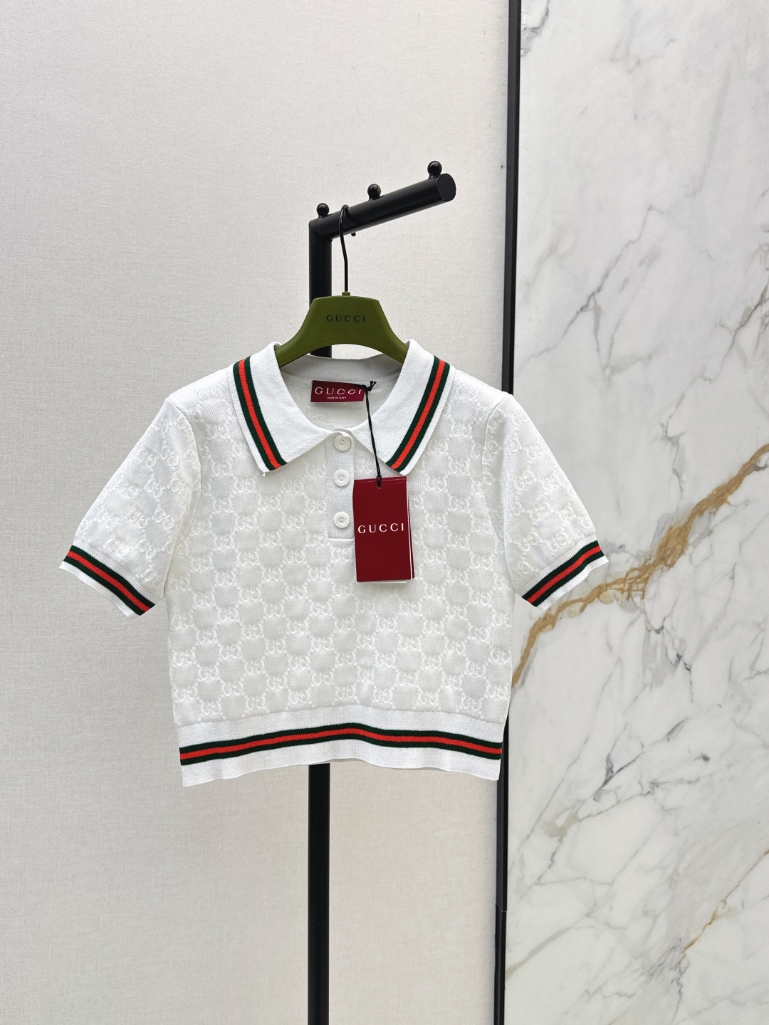 NO:842284,Gu 26Ss————The latest GG jacquard polo sweater for spring and summer. It is made of soft and breathable knitted fabric. It is super comfortable to wear in summer. Classic lapel + red and green webbing. Perfect brand recognition. The GG jacquard dark pattern details on the body are exquisite, low-key and textured. The short waist design optimizes the proportion of the body. It goes well with jeans or skirts. Easily switch between college style or commuting style. One color ready for sale sml,,skirts,jeans,19860909Gu 26Ss————春夏最新款gg提花polo针织衫 采用柔软透气针织面料 夏天穿超舒服 经典翻领+红绿织带 品牌辨识度满分 衣身GG提花暗纹细节精致 低调又有质感 短款收腰设计 优化身材比例 搭配牛仔裤或半身裙都很出彩 轻松切换学院风or通勤风 一色现货发售sml,,skirts,jeans,,Women's clothing