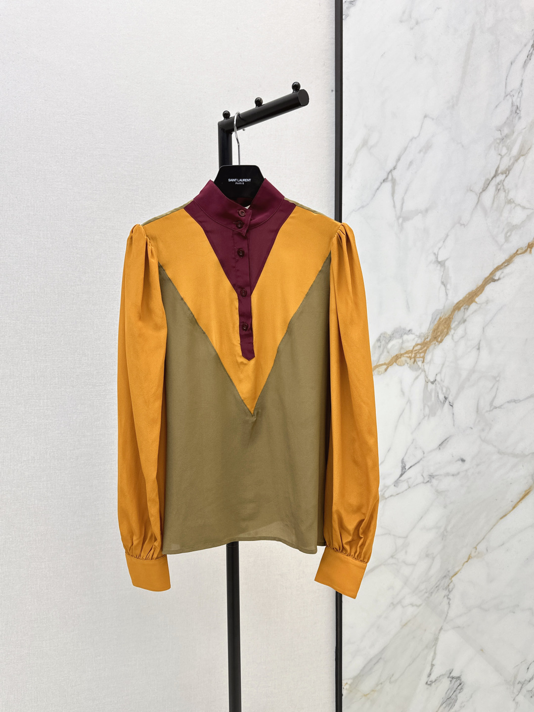 NO:842287,Hot item recommendation: SLP 26Ss——Latest spring and summer catwalk style. Heavy silk crepe de chine spliced ​​small stand-up collar shirt with lantern puff sleeves. Retro fashion, temperament and commuting. Elegant and versatile. 100% silk fabric. Summer must-have item. Two colors available for sale sml, loro piana, real silk,19860909爆单款推荐 SLP 26Ss————春夏最新走秀款 重磅真丝双绉拼接小立领衬衣灯笼泡泡袖 复古时尚 气质通勤 优雅百搭 百分百真丝面料 夏日必备单品 两色现货发售sml,,loro piana,real silk,,Women's clothing