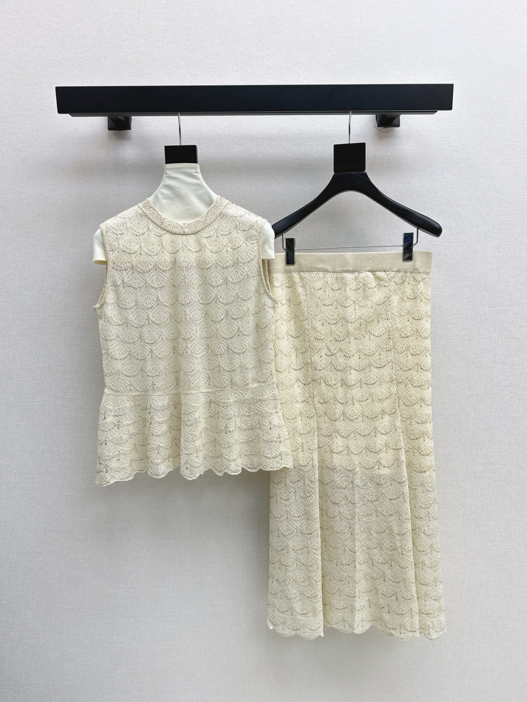 NO:842291,Exclusive debut of C Home 26Ss————The latest spring and summer knitted suit hot diamond sleeveless sweater + high waist skirt. Heavy wave pattern hot diamond decoration. Exquisite beauty. The overall feeling is simple and elegant. When paired together, it gives you a gentle, beautiful and moving feeling. The color and pattern are impeccable. A must-have for lazy people. It looks good no matter how you wear it. The fabric texture is excellent. One set. Three colors available for sale sml, chanel, skirts,19860909独家首发 C家 26Ss————春夏最新款针织套装烫钻无袖针织衫+高腰半裙 重磅波浪纹烫钻装饰 精致美感 整体给人感觉特别的简约大气 一套搭配起来给你人一种温柔美丽动人的感觉 颜色跟版型都无可挑剔 懒人必备一套怎么搭都好看 面料质感一绝 一套出 三色现货发售sml,,chanel,skirts,,Women's clothing