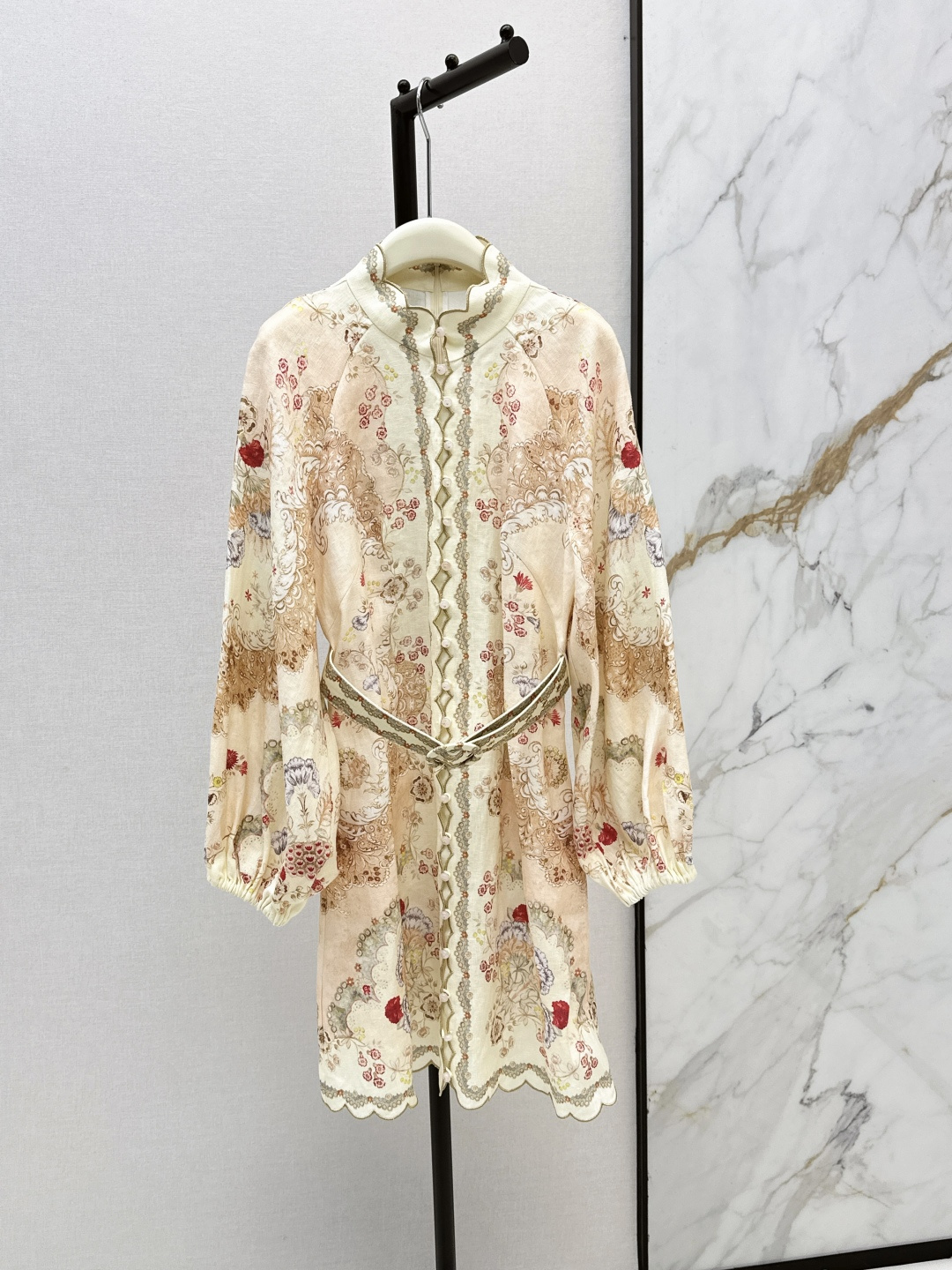 NO:842295,Zim 26Ss - the latest resort-style floral print linen dress for spring and summer. The front is embellished with braided bamboo buttons and has a lantern long-sleeved design. It is equipped with a detachable buckle-style belt wrapped in the same fabric and decorated with unique positioning prints, which interprets the chic and exquisite beauty. One color ready for sale sml,,skirts,19860909Zim 26Ss———春夏最新款度假风花卉印花亚麻连衣裙 前襟点缀编竹纽扣,采用灯笼长袖设计 配有一条可拆卸的同面料裹层搭扣式腰带 并饰有别致的定位印花 诠释了别致的精巧美感 一色现货发售sml,,skirts,,Women's clothing