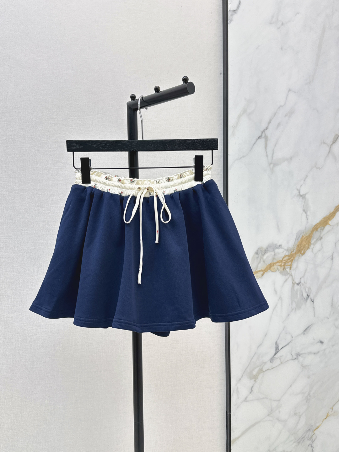 NO:842299,Fashionable niche design 26Ss————The latest sweet girl style navy blue flower bud high-waisted A-line skirt in spring and summer. The short A-line tutu skirt can raise the waistline and optimize the proportion. It can be salty or sweet. The beige floral contrasting color waist details are very delicate. Fashionable yet sweet style. The ultra-short design can easily make the legs look longer. The upper body looks light and energetic. It can be salty or sweet in girly style. One color ready for sale sml,,skirts,19860909时髦小众设计 26Ss————春夏最新款甜妹风藏蓝色花苞高腰A字短裙 短款A字蓬蓬裙既能拉高腰线优化比例 可盐可甜 米白色碎花撞色腰头细节很精致 时髦又不失甜美的风格 超短设计轻松显长腿 上身看起来轻盈又活力 可盐可甜少女风 一色现货发售sml,,skirts,,Women's clothing