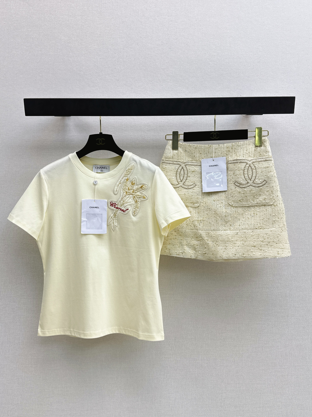 NO:842307,Fashionable niche design 26Ss————The latest soft beige heavy-duty embroidered beaded letter short-sleeved T-shirt for spring and summer. Creamy white high-count cotton fabric is soft and skin-friendly and has a drapey feel. The slightly fitted version can softly outline the body shape. The hand-beaded embroidered letters on the chest are the finishing touch. It can be salty or sweet. Suitable for a variety of spring and summer wear scenarios. One color ready for sale sml, T-shirt, tees, t-shirt,19860909时髦小众设计 26Ss————春夏最新款温柔米黄色重工绣花钉珠字母短袖T恤 奶油白色高支棉面料软糯亲肤且自带垂坠感 合身微收的版型能柔和勾勒身形 胸前的手工钉珠刺绣字母是点睛之笔 可盐可甜 适配春夏的多种穿搭场景 一色现货发售sml,,T-shirt,tees，t-shirt,,Women's clothing