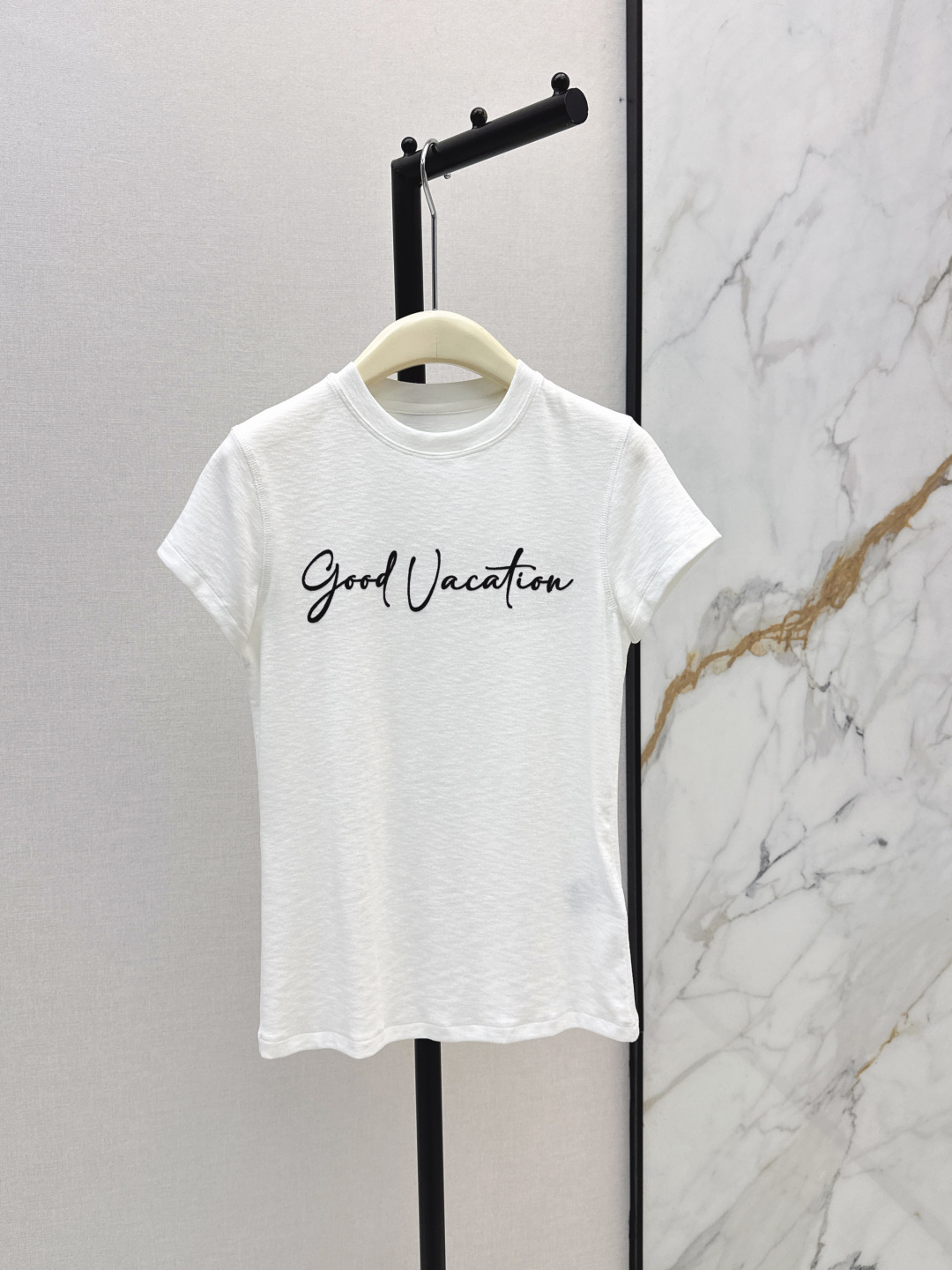 NO:842315,Fashionable niche design 26Ss————The latest minimalist style slim-fitting short-sleeved T-shirt with lettering in spring and summer. It focuses on daily versatility and light oxygen relaxation. It is the savior of lazy people in the wardrobe. The right shoulder and slightly slim waist design have neat lines. The version is versatile and does not pick up the upper body. The slub cotton fabric has its own breathable texture. The black is slimming and versatile, and the white is clean and refreshing. Easily create a relaxed feeling.  Two colors ready for sale sml,,T-shirt,tees,t-shirt,19860909时髦小众设计 26Ss————春夏最新款极简风字母修身短袖T恤 主打日常百搭与轻氧松弛感 是衣柜里的懒人救星款 正肩微修身收腰设计线条利落 版型百搭不挑人上身巨显瘦 竹节棉面料自带透气肌理感 黑色显瘦百搭白色干净清爽 轻松打造松弛感穿搭 两色现货发售sml,,T-shirt,tees，t-shirt,,Women's clothing