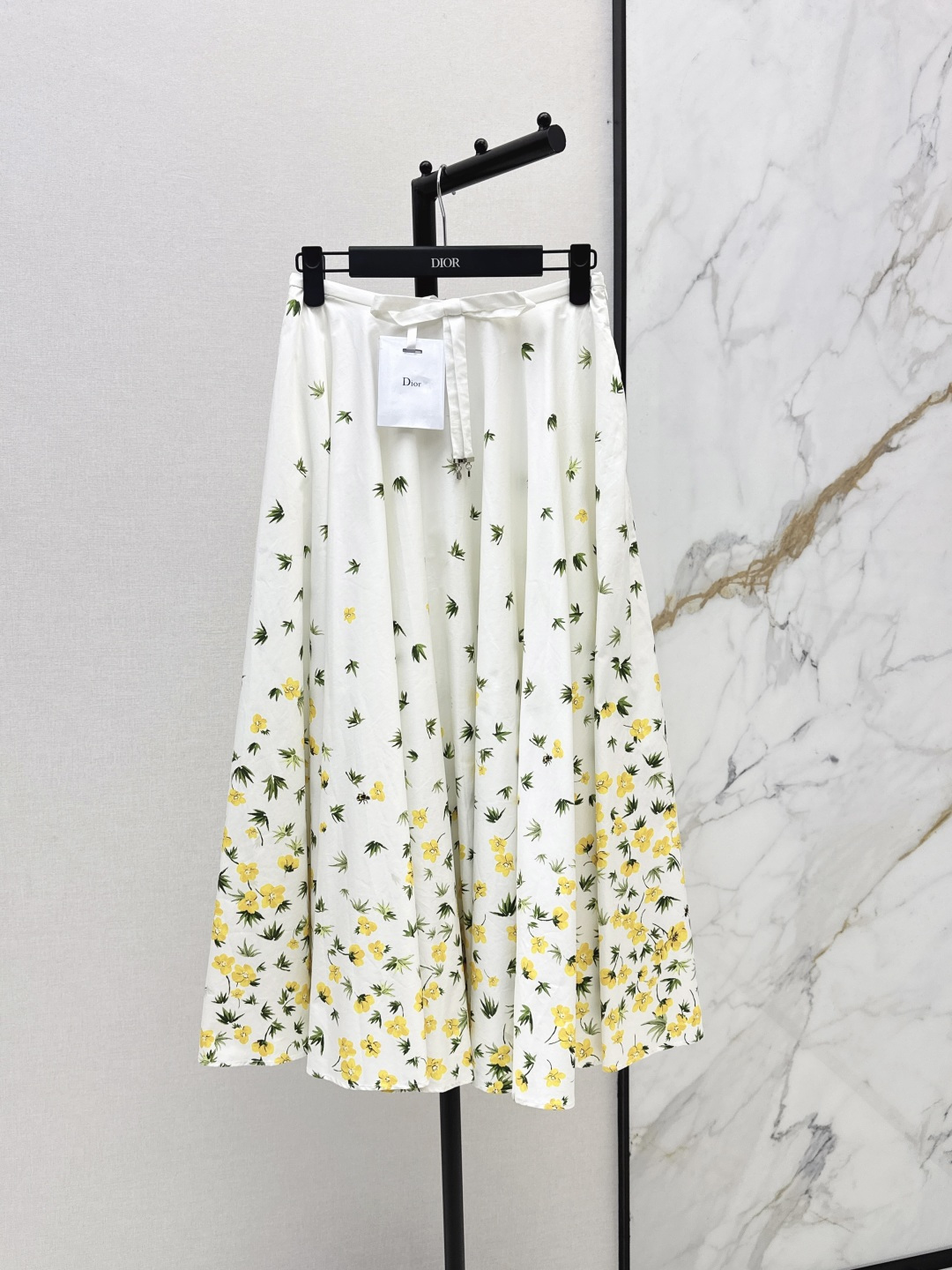 NO:842319,CD 26Ss————The latest spring and summer bow-yellow-green floral print skirt. The fresh and elegant print pattern is full of pastoral atmosphere. It fills the elegant and romantic atmosphere. The CD pendant bow decorates the waistline. The oversized umbrella A-cut skirt is very tolerant to the figure. The version design is romantic and casual. It is easy to get the French elegant look. One color ready for sale sml,,skirts,19860909CD 26Ss————春夏最新款蝴蝶结黄绿色花卉印花半身裙 清新淡雅的印花图案充满田园气息 优雅浪漫氛围感拉满 CD吊坠蝴蝶结装饰腰线 超大伞A裁裙摆对身材包容度超高 版型设计浪漫随性 轻松get法式优雅Look 一色现货发售sml,,skirts,,Women's clothing