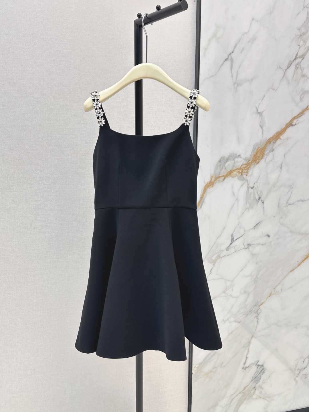 NO:842323,Fashionable niche design 26Ss————The latest spring and summer A-line short dress with diamond-embellished feng shui straps from a rich family. The big bow design on the back is the finishing touch. It not only retains the sweetness but also adds sophistication and backlessness. The haze blue model is gentle and cool with the elegant temperament of a rich family. The black model is classic and noble, salty or sweet. Suitable for more occasions. Two colors available for sale sml,,skirts,19860909时髦小众设计 26Ss————春夏最新款富家千金风水钻饰吊带A字短款连衣裙 后背大蝴蝶结设计是点睛之笔 既保留了甜美感又增加了精致度与露背小心机 雾霾蓝款温柔清冷自带富家千金的优雅气质 黑色款经典贵气可盐可甜 适配更多场合 两色现货发售sml,,skirts,,Women's clothing