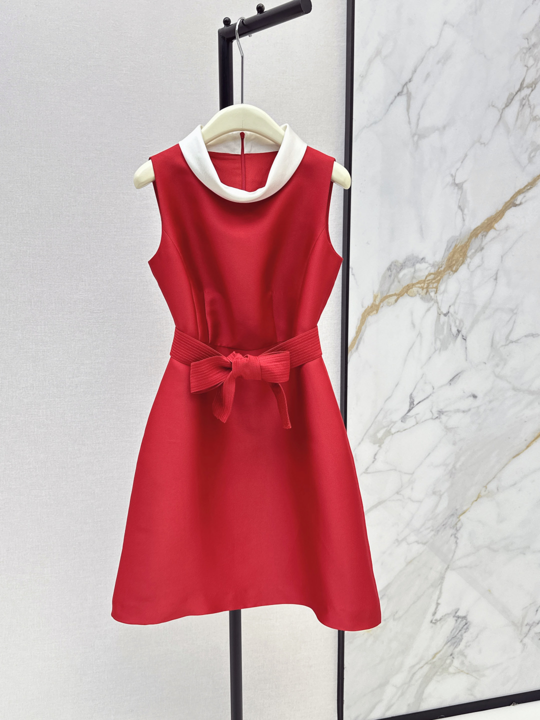 NO:842288,Celebrities' same style 26Ss - the latest French Hepburn-style stand-up collar belt dress for spring and summer. It has the right feeling of being a pretty girl. It can be sweet or salty and can reduce the age of girls. The sleeveless vest style with white contrasting lapels instantly brightens the overall look. The high-waisted bow belt design accurately tightens the waistline and optimizes the body proportions. The texture of the customized fabric is great. It is very practical and can be used for daily commuting. One color is available for sale smlxl,,skirts,19860909明星同款 26Ss————春夏最新款法式赫本风立领腰带连衣裙 妥妥的娇俏千金感 可甜可盐减龄少女风 无袖背心款搭配白色撞色翻领瞬间提亮整体造型 高腰蝴蝶结腰带设计精准收束腰线优化身材比例 定制面料质感超赞 实穿度非常高日常通勤皆可 一色现货发售smlxl,,skirts,,Women's clothing