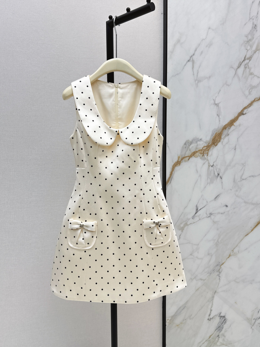 NO:842292,Fashionable niche design 26Ss————The latest French retro milky white polka dot sleeveless dress for spring and summer. Sweet Korean style. The double pocket bow embellishment is the finishing touch of the whole piece. The doll U-shaped collar and the micro-A short skirt can be salty or sweet. It has a playful and girly feel. It is suitable for dating and commuting. Isseki is available for sale smlxl,,skirts,19860909时髦小众设计 26Ss————春夏最新款法式复古奶白色波点无袖连衣裙 韩系甜美本命穿搭 双口袋蝴蝶结点缀是整件的点睛之笔 娃娃U型领子搭配微A短裙摆上身可盐可甜 兼具俏皮少女感 约会通勤穿都很合适 一色现货发售smlxl,,skirts,,Women's clothing