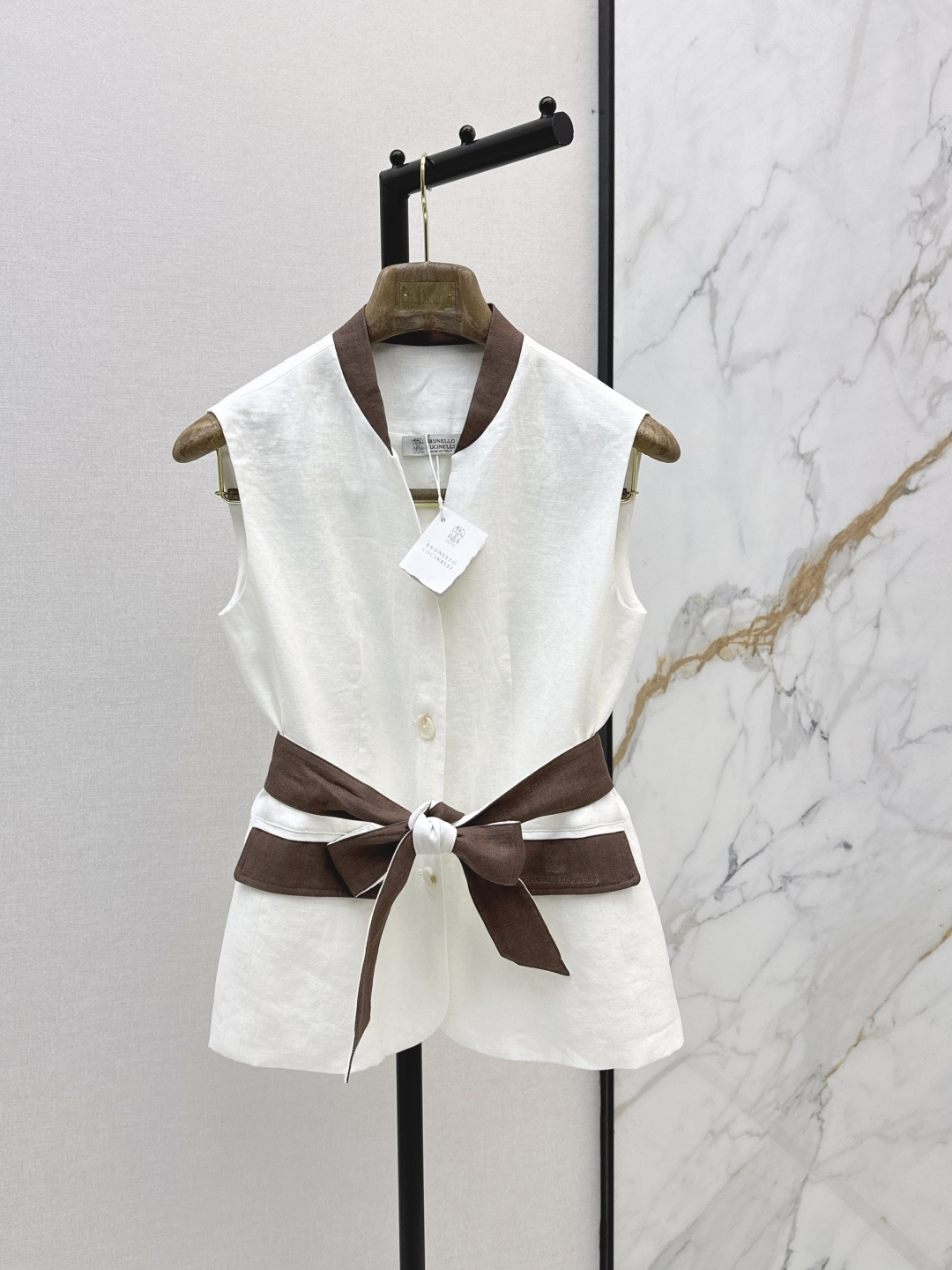 NO:842296,A must-have for concave shapes, Bc 26Ss————The latest spring and summer contrasting color design stand-up collar vest is classic and durable. The collar and belt are designed in contrasting colors. Simple and bright. The fashionable shape is soft and balanced. The H-cut is very tolerant to the body. It is good for daily outings or commuting. It can be matched with T-shirts or shirts. It looks good in one color. SML, shirts, tees, t-shirt,19860909凹造型必备 Bc 26Ss————春夏最新款撞色设计立领马甲经典耐穿 领子及腰带撞色设计 简洁又有亮点 时髦造型柔飒平衡 H版型剪裁对身材很有包容性 日常出街或者通勤搭配都很OK 可以搭配T恤或者衬衫都好看 一色现货发售sml,,shirts,tees，t-shirt,,Women's clothing