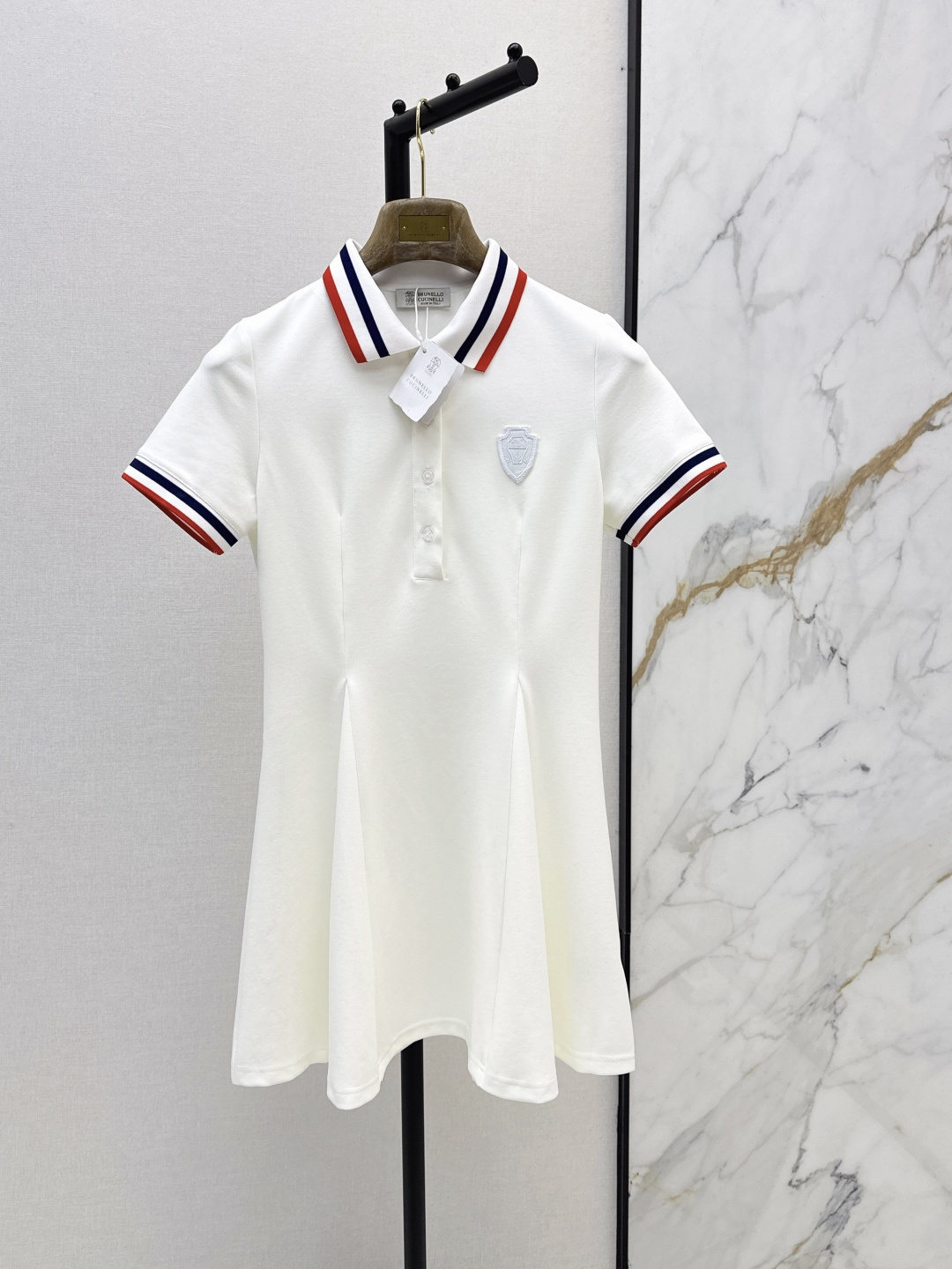 NO:842300,Tennis girl style outfit Bc 26Ss————The latest spring and summer Polo collar short-sleeved dress with positioning logo embroidery embellishment. Casual old-money style sports can be easily controlled for daily outings ~ A-line skirt is loose and moves freely, full of sporty yet elegant. One color ready for sale sml, skirts, T-shirt,19860909网球少女风穿搭 Bc 26Ss————春夏最新款Polo领短袖连衣裙定位徽标刺绣点缀 休闲老钱风运动日常出街均可轻松驾驭～A字裙摆宽松活动自如 运动感满满又不失优雅 一色现货发售sml,,skirts,T-shirt,,Women's clothing