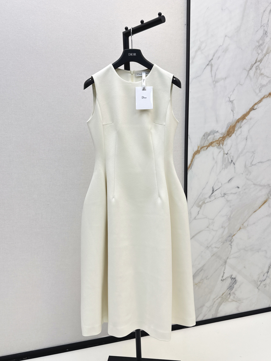 NO:842911,CD 26Ss————The latest Hepburn-style solid color waisted sleeveless dress in early autumn. The minimalist design is elegant. The fabric is wide and textured. Minimalist, capable and gentle. The texture of the worsted twill fabric is awesome. The three-dimensional skirt-shaped waist is tailored to shape the perfect body proportions. The upper body is slim and tall. Especially recommended for commuting. Shows aura and style in every gesture. Three colors available for sale sml,,skirts,19860909CD 26Ss————早秋最新款赫本风纯色收腰无袖连衣裙 极简设计气质优雅 版型挺阔面料有质感 极简干练又温柔 精纺斜纹面料质感超赞 立体裙型收腰剪裁塑型完美身材比例上身纤瘦高挑 通勤特别推荐 举手投足间尽显气场与格调 三色现货发售sml,,skirts,,Women's clothing