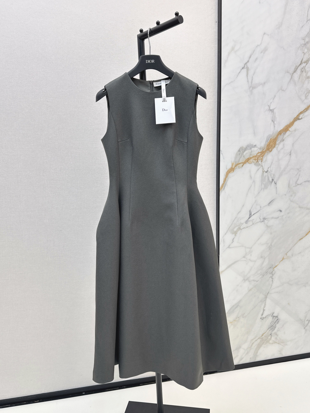 NO:842917,CD 26Ss————The latest Hepburn-style solid color waisted sleeveless dress in early autumn. The minimalist design is elegant. The fabric is wide and textured. Minimalist, capable and gentle. The texture of the worsted twill fabric is awesome. The three-dimensional skirt-shaped waist is tailored to shape the perfect body proportions. The upper body is slim and tall. Especially recommended for commuting. Shows aura and style in every gesture. Three colors available for sale sml,,skirts,19860909CD 26Ss————早秋最新款赫本风纯色收腰无袖连衣裙 极简设计气质优雅 版型挺阔面料有质感 极简干练又温柔 精纺斜纹面料质感超赞 立体裙型收腰剪裁塑型完美身材比例上身纤瘦高挑 通勤特别推荐 举手投足间尽显气场与格调 三色现货发售sml,,skirts,,Women's clothing