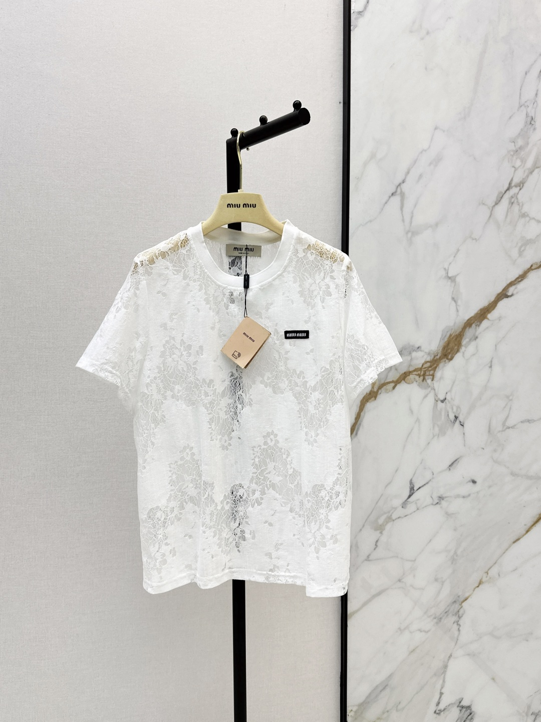 NO:842923,Miu 26Ss————The latest lace see-through short-sleeved T-shirt for spring and summer. The delicate floral lace pattern is three-dimensional and exquisite. It has a slightly hazy feeling. It has a sense of romance and design. It is full of details. The iconic logo woven label on the chest is low-key and brand-recognizable. Available in black and white. White is gentle and clean with a sense of first love. Black has a cool and noble feeling. Two colors are available for sale sml,,miumiu,T-shirt,tees,t-shirt,19860909Miu 26Ss————春夏最新款蕾丝透视短袖T恤 细腻的花卉蕾丝花纹立体精致 自带微透朦胧感 兼具浪漫感与设计感 细节拉满 胸前标志性logo织标点缀 低调又有品牌辨识度 黑白两色可选 白色温柔干净自带初恋感 黑色自带清冷贵气感 两色现货发售sml,,miumiu,T-shirt,tees，t-shirt,,Women's clothing