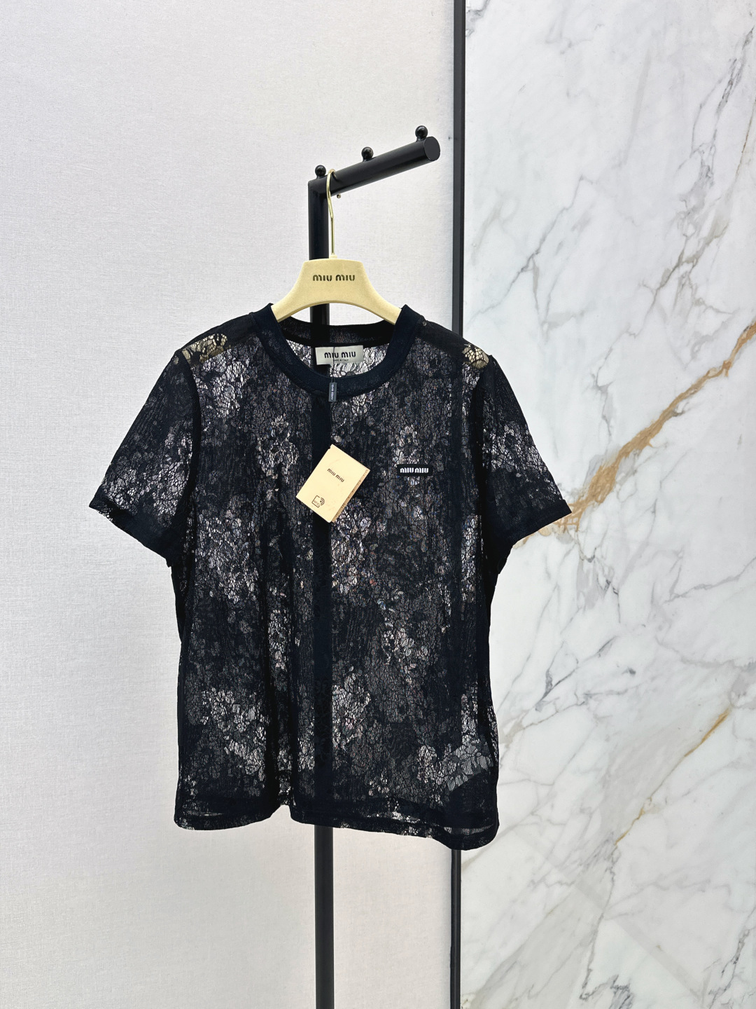 NO:842929,Miu 26Ss————The latest lace see-through short-sleeved T-shirt for spring and summer. The delicate floral lace pattern is three-dimensional and exquisite. It has a slightly hazy feeling. It has a sense of romance and design. It is full of details. The iconic logo woven label on the chest is low-key and brand-recognizable. Available in black and white. White is gentle and clean with a sense of first love. Black has a cool and noble feeling. Two colors are available for sale sml,,miumiu,T-shirt,tees,t-shirt,19860909Miu 26Ss————春夏最新款蕾丝透视短袖T恤 细腻的花卉蕾丝花纹立体精致 自带微透朦胧感 兼具浪漫感与设计感 细节拉满 胸前标志性logo织标点缀 低调又有品牌辨识度 黑白两色可选 白色温柔干净自带初恋感 黑色自带清冷贵气感 两色现货发售sml,,miumiu,T-shirt,tees，t-shirt,,Women's clothing