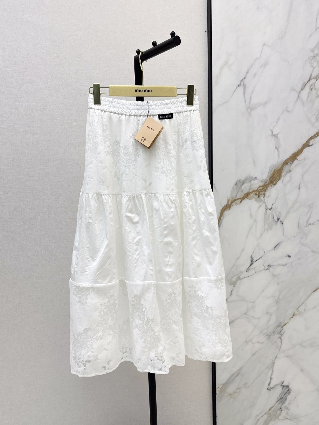 NO:842935,Miu 26Ss - the latest elastic waist lace skirt for spring and summer. Lace and jacquard are alternately spliced ​​to increase the layering and romantic atmosphere. The skirt is elegant and flexible when walking. Comes with a gentle filter. It can also visually lengthen the leg lines. The lace pattern is delicate and three-dimensional. It has a micro-transparent effect. High-waisted elastic waist + three-layer splicing cake skirt design. Super friendly to pear-shaped figures. Recommended to match. Two colors available for sale sml,, miumiu, skirts,19860909Miu 26Ss————春夏最新款松紧腰蕾丝半裙 蕾丝与提花交替拼接 增加层次感与浪漫氛围 走动时裙摆飘逸灵动 自带温柔滤镜 视觉上也能拉长腿部线条 蕾丝花纹细腻立体 自带微透效果 高腰松紧腰+三层拼接蛋糕裙设计 对梨形身材超友好 推荐一套搭配 两色现货发售sml,,miumiu,skirts,,Women's clothing