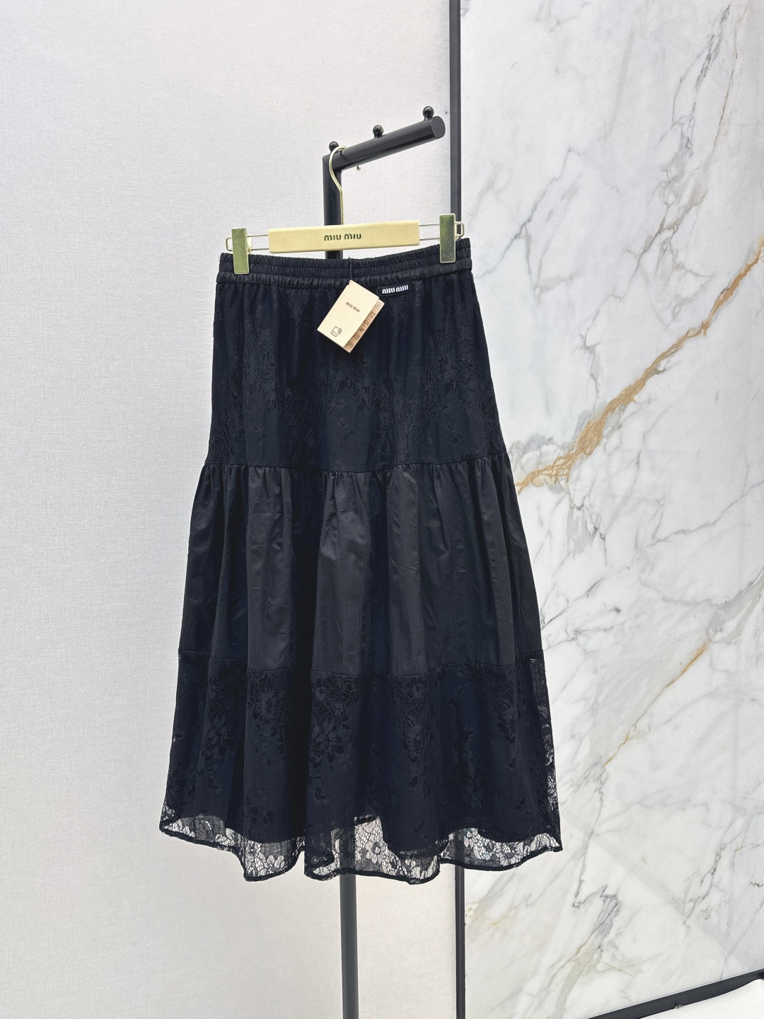 NO:842890,Miu 26Ss - the latest elastic waist lace skirt for spring and summer. Lace and jacquard are alternately spliced ​​to increase the layering and romantic atmosphere. The skirt is elegant and flexible when walking. Comes with a gentle filter. It can also visually lengthen the leg lines. The lace pattern is delicate and three-dimensional. It has a micro-transparent effect. High-waisted elastic waist + three-layer splicing cake skirt design. Super friendly to pear-shaped figures. Recommended to match. Two colors available for sale sml,, miumiu, skirts,19860909Miu 26Ss————春夏最新款松紧腰蕾丝半裙 蕾丝与提花交替拼接 增加层次感与浪漫氛围 走动时裙摆飘逸灵动 自带温柔滤镜 视觉上也能拉长腿部线条 蕾丝花纹细腻立体 自带微透效果 高腰松紧腰+三层拼接蛋糕裙设计 对梨形身材超友好 推荐一套搭配 两色现货发售sml,,miumiu,skirts,,Women's clothing