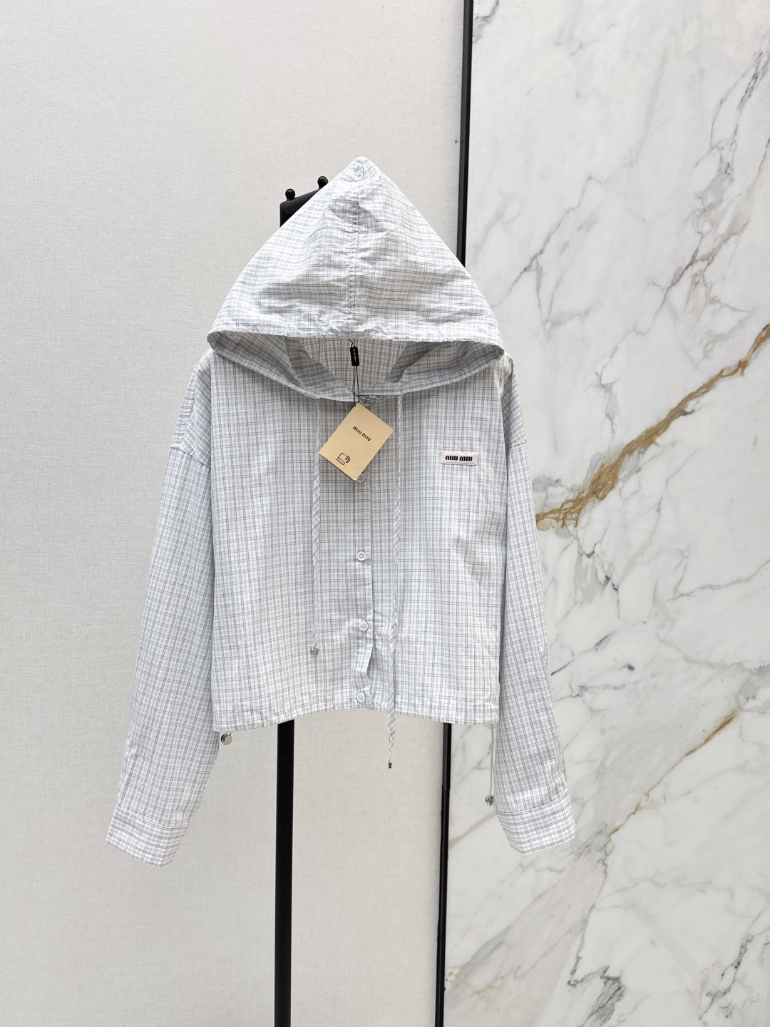 NO:842901,Miu 26Ss————The latest plaid hooded short jacket for spring and summer. It has a fresh and sweet girl atmosphere. It can easily be girlish. It is short + loose shoulder cut. It is matched with a drawstring design on the hem. It is made of light and breathable plaid fabric. The iconic logo woven label on the chest is embellished. It is low-key and brand-recognizable. Two colors are available in stock. sml,, miumiu, jackets & coats, hats,19860909Miu 26Ss————春夏最新款格纹连帽短款外套 自带清新甜妹氛围 轻松拿捏少女感 短款+宽松落肩剪裁 搭配下摆抽绳设计 采用轻薄透气的格纹面料 胸前标志性logo织标点缀 低调又有品牌辨识度 两色现货发售sml,,miumiu,jackets & coats,hats,,Women's clothing