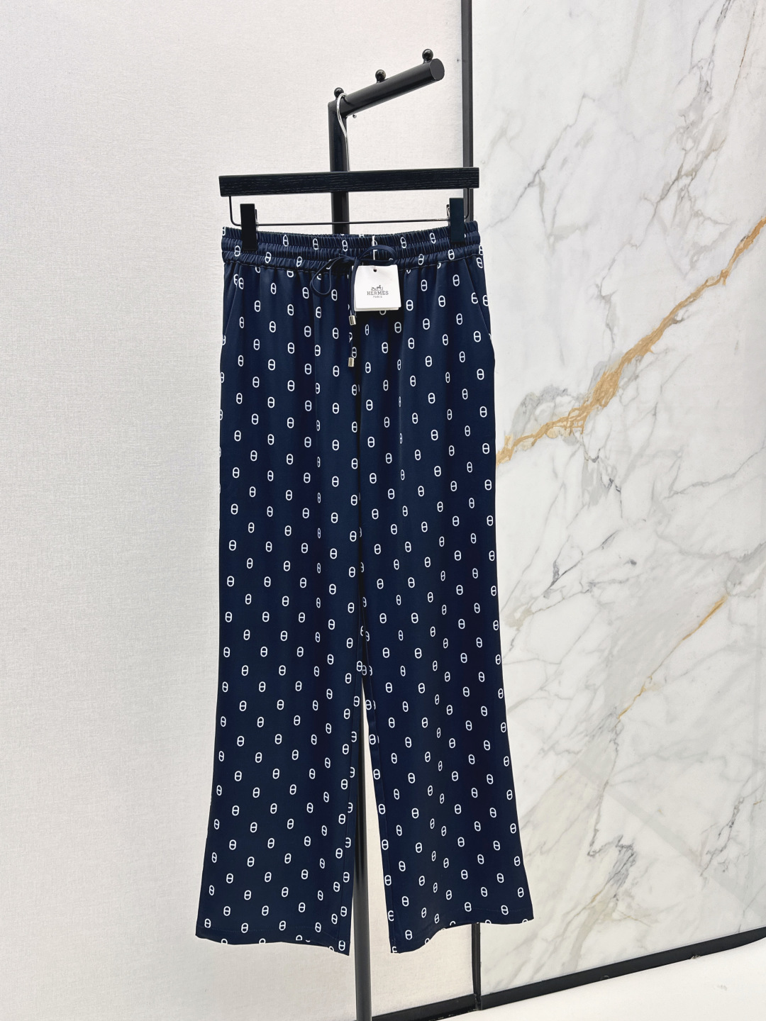 NO:842907,Her 26Ss - the latest spring and summer wide-leg pants with all-over presbyopia prints. Classic pig nose print on the ceiling with a lazy and noble feel. Low-key yet elegant. It is a classic element that will never go out of style. The silky fabric with full drape has a light and elegant upper body with a soft light texture. Elastic waist + drawstring design. It is friendly to all body types. One color ready for sale sml,,19860909Her 26Ss————春夏最新款老花满印阔腿裤 慵懒贵气感天花板经典猪鼻子印花 低调又显贵 是永不过时的经典元素 垂坠感拉满的丝滑面料 上身轻盈飘逸 自带柔光质感 松紧腰+抽绳设计 各种身材都很友好 一色现货发售sml,,,Women's clothing