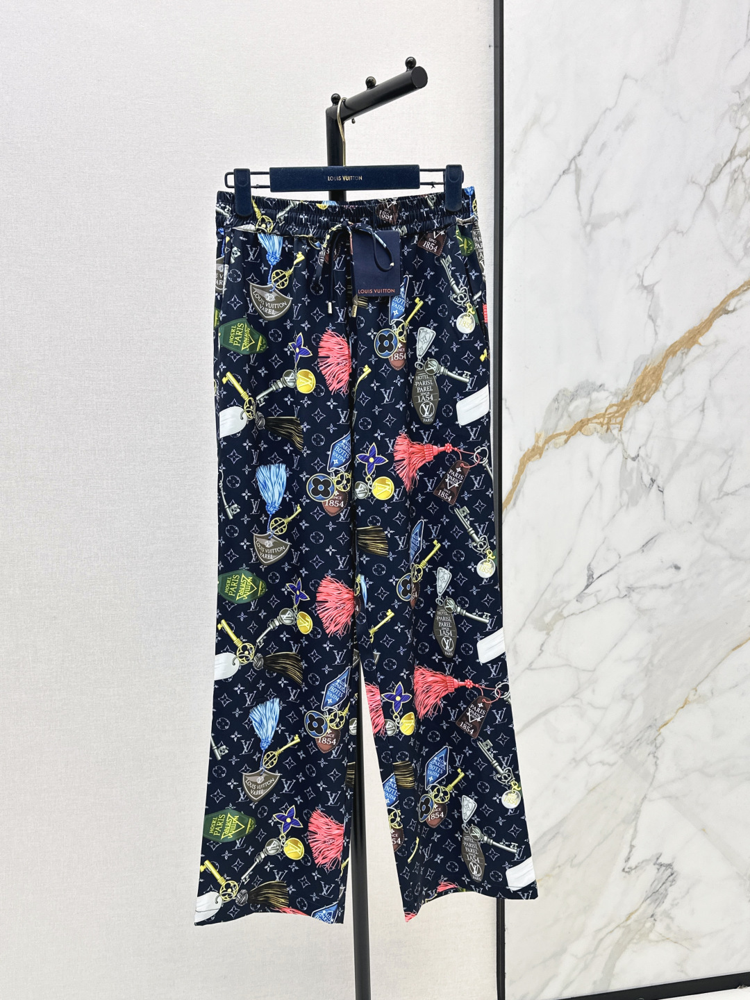 NO:842913,L's 26Ss - the latest spring and summer wide-leg pants with all-over presbyopia prints. Lazy and luxurious ceiling. The classic Monogram presbyopia background is low-key and noble. It is a classic element that will never go out of style. The silky fabric with full drape has a light and elegant upper body. It has a soft light texture and a dynamic beauty when walking. One color ready for sale sml,, louis vuitton,19860909L家 26Ss————春夏最新款老花满印阔腿裤 慵懒贵气感天花板 经典Monogram老花底色低调又显贵 是永不过时的经典元素 垂坠感拉满的丝滑面料 上身轻盈飘逸 自带柔光质感 行走间自带动态美感 一色现货发售sml,,louis vuitton,,Women's clothing