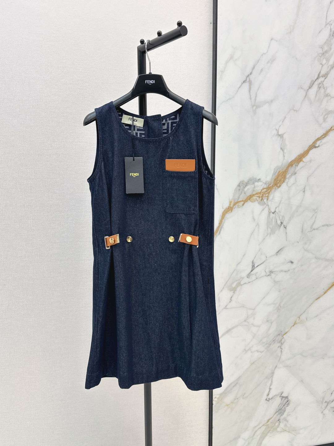 NO:842925,FD 26Ss - the latest spring and summer style sleeveless dress with pockets decorated with leather brand. The whole piece is three-dimensional. It is all-around exquisite and can be worn by celebrities. The upper body is super covered and the body is slimming. The proportion of the legs is super stretched. It is simple and refreshing. It has a refreshing and fashionable sense of high-end. It is elegant and fashionable in daily life. It is very versatile. The color is very beautiful. The fabric is high-end and textured. Two colors are available for sale sml,,skirts,19860909FD 26Ss————春夏最新款皮牌装饰口袋无袖连衣裙整件立体剪裁 全方位精致做明星穿搭 上身超级遮肉显瘦 超拉腿部比例 简简单单 穿出清爽时髦的高级感 日常优雅又时髦巨百搭 颜色很好看 面料高级又有质感 两色现货发售sml,,skirts,,Women's clothing