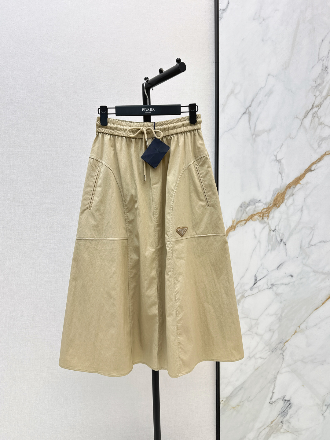 NO:842937,PD 26Ss————The latest spring and summer style umbrella-shaped skirt with triangle logo decoration. Super fashionable. The upper body is cool and sassy in individual colors. The texture is fine and the cotton feels natural. It has a sinewy feel yet is soft. Two colors are available for sale now. sml,,skirts,19860909PD 26Ss————春夏最新款三角标装饰伞状半裙 超时髦 个性色调上身又酷又飒爽 纹理细腻棉感自然 有筋骨感又不失柔软 两色现货发售sml,,skirts,,Women's clothing