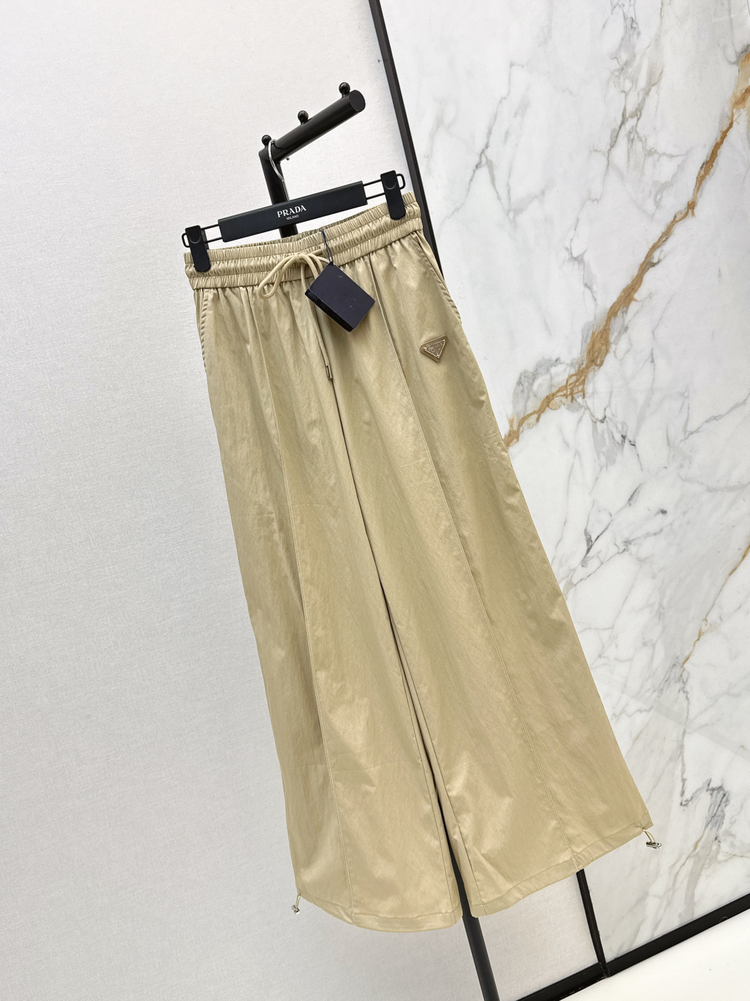 NO:842941,PD 26Ss————The latest spring and summer style elastic waist straight pants with triangle logo decoration. You are not picky about your body shape. The upper body is particularly good!  The style of the matching is also very versatile. Exquisite advanced customization. The texture of the fabric is awesome. Retro and elegant. The upper body is cool and handsome, age-reducing and fashionable. Two colors are available for sale sml,,19860909PD 26Ss————春夏最新款三角标装饰松紧腰直筒裤 不挑剔身形要求 上身特别赞！搭配的风格也很通吃 精致高级定制 富有肌理感的面料质感超赞 复古优雅 上身酷帅减龄时髦精 两色现货发售sml,,,Women's clothing