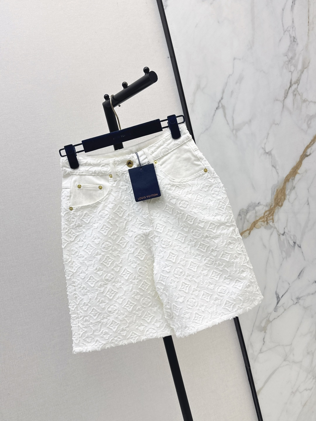 NO:842946,L Family 26Ss————The latest MONOGRAM jacquard logo white denim mid-length pants for spring and summer. The mid-high waisted trousers are classic, fashionable and high-end. Original custom-made yarn-dyed jacquard denim fabric. Versatile and not flattering, the upper body is very slim. Highly recommended for casual temperament. One color ready for sale sml,, louis vuitton,19860909L家 26Ss————春夏最新款MONOGRAM提花logo白色牛仔中裤 中高腰裤型经典时髦又高级 原版定制色织提花牛仔面料 百搭不挑人上身巨显瘦 强烈推荐休闲气质单品 一色现货发售sml,,louis vuitton,,Women's clothing