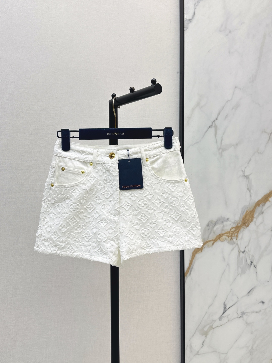 NO:842951,L Family 26Ss————The latest MONOGRAM jacquard logo white denim shorts for spring and summer. The mid-high waist pants are classic, fashionable and high-end. Original custom-made yarn-dyed jacquard denim fabric. Versatile and not flattering, the upper body is very slim. Highly recommended casual temperament items. One color ready for sale sml,, louis vuitton, shorts,19860909L家 26Ss————春夏最新款MONOGRAM提花logo白色牛仔短裤 中高腰裤型经典时髦又高级 原版定制色织提花牛仔面料 百搭不挑人上身巨显瘦 强烈推荐休闲气质单品 一色现货发售sml,,louis vuitton,shorts,,Women's clothing