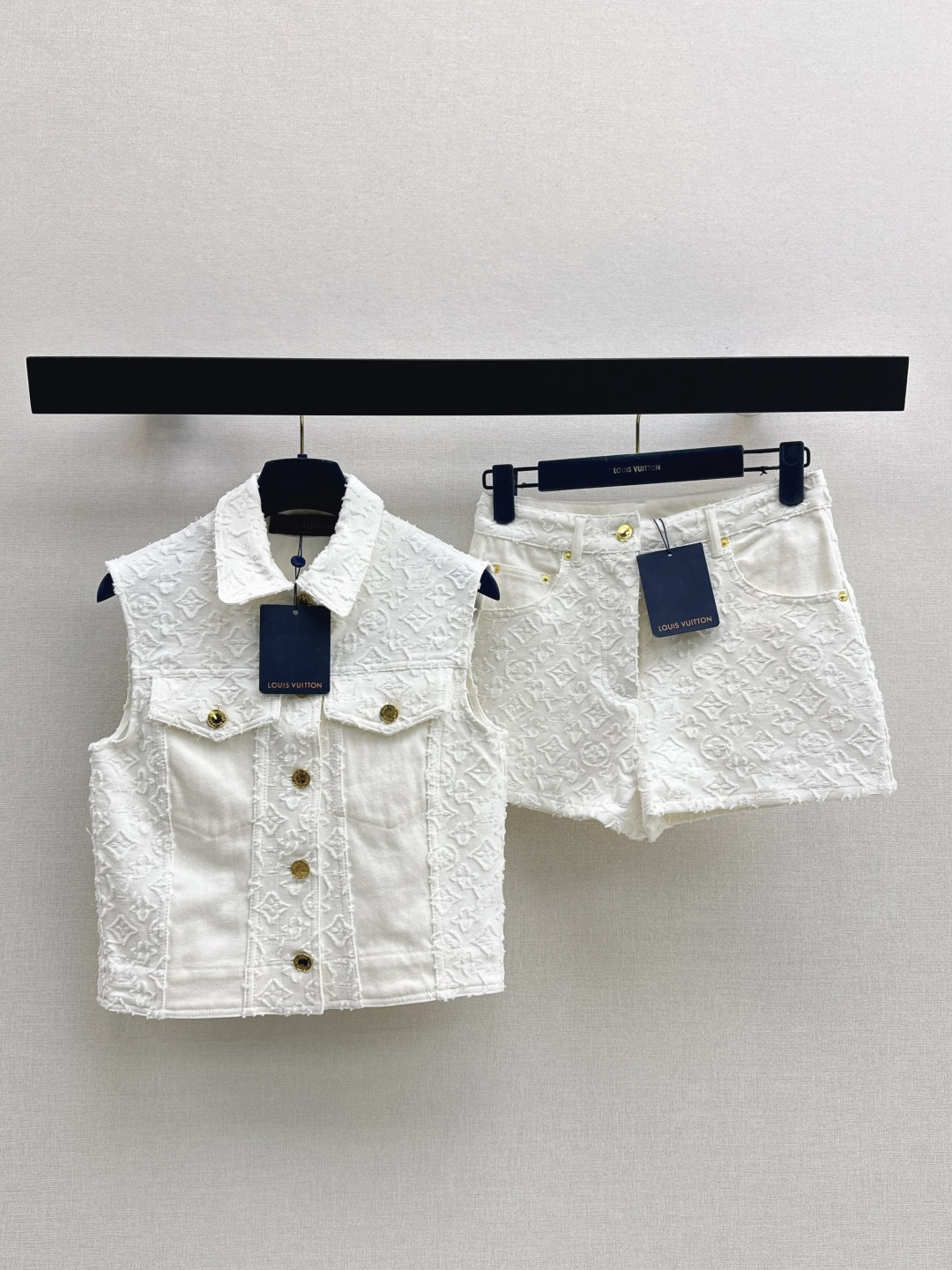 NO:842955,L family 26Ss————The latest MONOGRAM jacquard logo white denim vest for spring and summer, temperament, small lapel, H version, classic, fashionable and advanced. Original custom-made yarn-dyed jacquard denim fabric. Versatile and not picky, the upper body is slimming. Highly recommended casual temperament single product. Recommended to match. One color ready for sale sml,, louis vuitton,19860909L家 26Ss————春夏最新款MONOGRAM提花logo白色牛仔马甲气质小翻领H版型经典时髦又高级 原版定制色织提花牛仔面料 百搭不挑人上身巨显瘦 强烈推荐休闲气质单品 推荐一套搭配 一色现货发售sml,,louis vuitton,,Women's clothing
