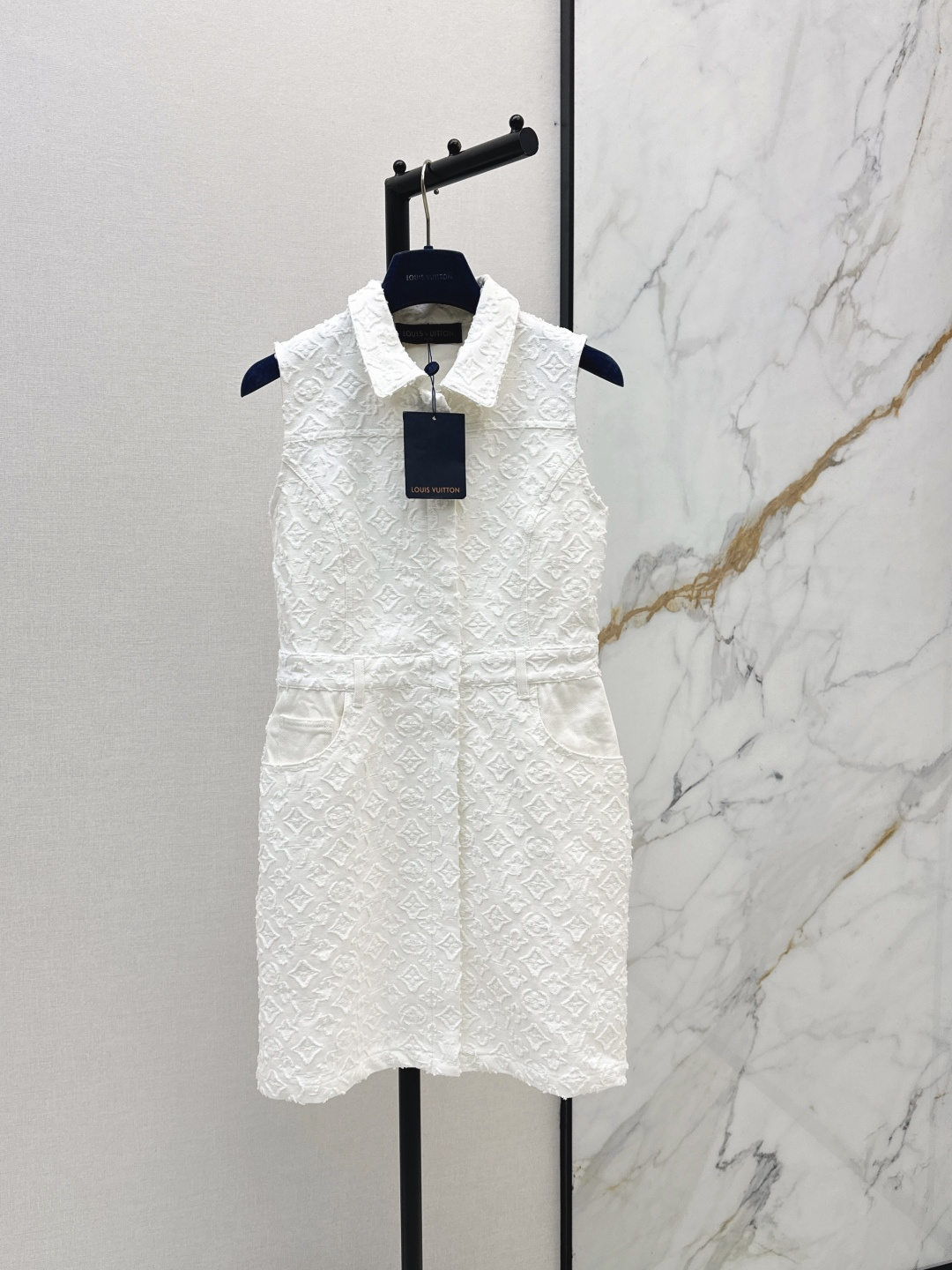 NO:842959,L Family 26Ss————The latest spring and summer MONOGRAM jacquard logo white denim dress with temperament, small lapels and waisted version, classic, fashionable and advanced. Original custom-made yarn-dyed jacquard denim fabric. Versatile and not picky, the upper body is slimming. Highly recommended casual temperament items. Customized hardware accessories. One color ready for sale sml,, louis vuitton, skirts,19860909L家 26Ss————春夏最新款MONOGRAM提花logo白色牛仔连衣裙气质小翻领收腰版型经典时髦又高级 原版定制色织提花牛仔面料 百搭不挑人上身巨显瘦 强烈推荐休闲气质单品 定制五金配件 一色现货发售sml,,louis vuitton,skirts,,Women's clothing
