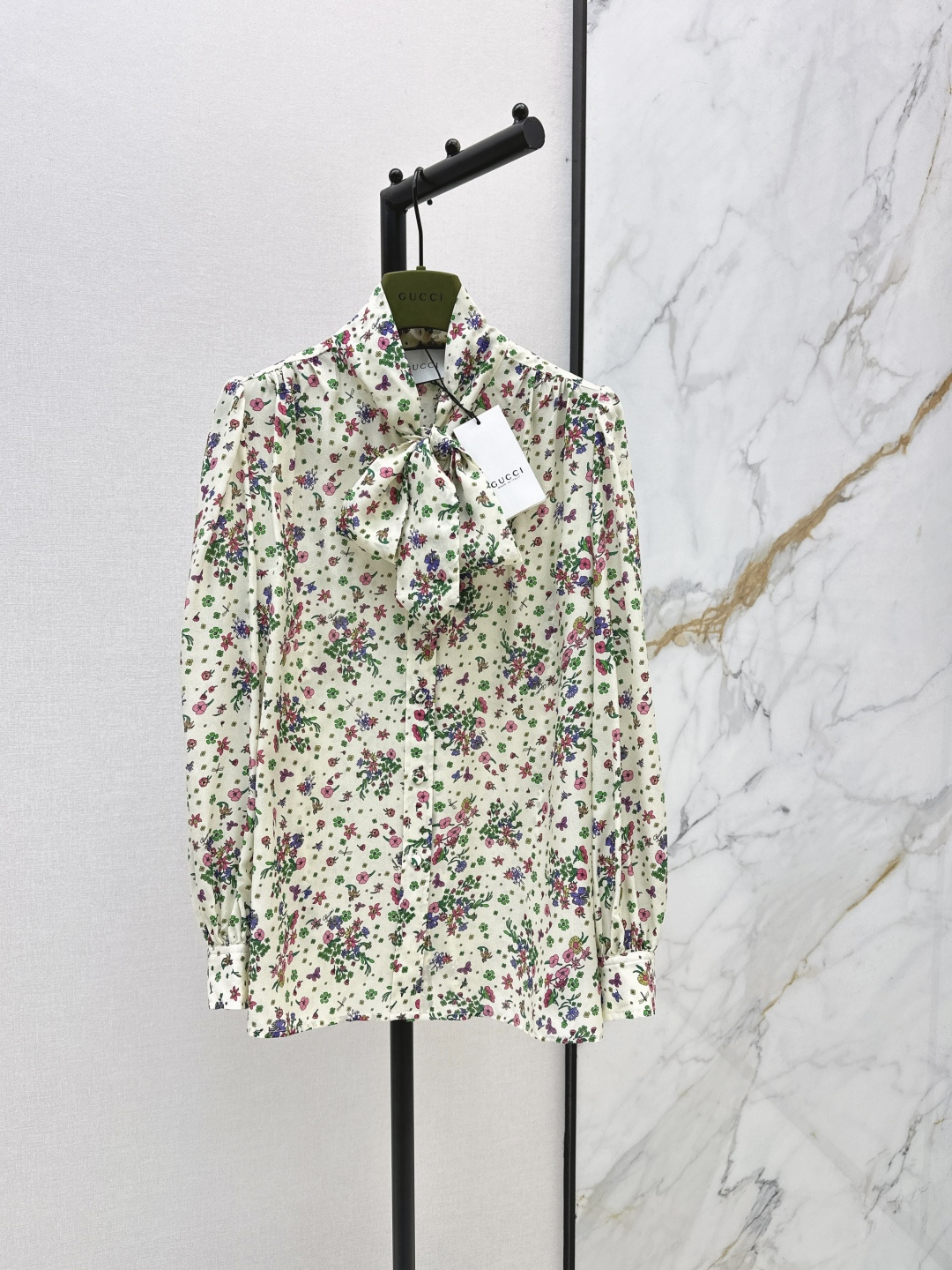 NO:842963,Gu 26Ss————The latest floral patterned silk shirt for spring and summer, 100% silk with double-layered fluttering ribbon tie. The classic version makes the upper body look slimmer. The elegant small floral pattern is elegant, fashionable and high-end. A must-have artifact for white and rich beauty. The version is versatile and not picky. One color ready for sale smlxl,, shirts, real silk,19860909Gu 26Ss————春夏最新款花卉图案真丝衬衫百分百真丝双邹气质飘带领结 经典版型上身巨显瘦 气质小碎花优雅时髦又高级的调调 白富美必备神器 版型百搭不挑人 一色现货发售smlxl,,shirts,real silk,,Women's clothing