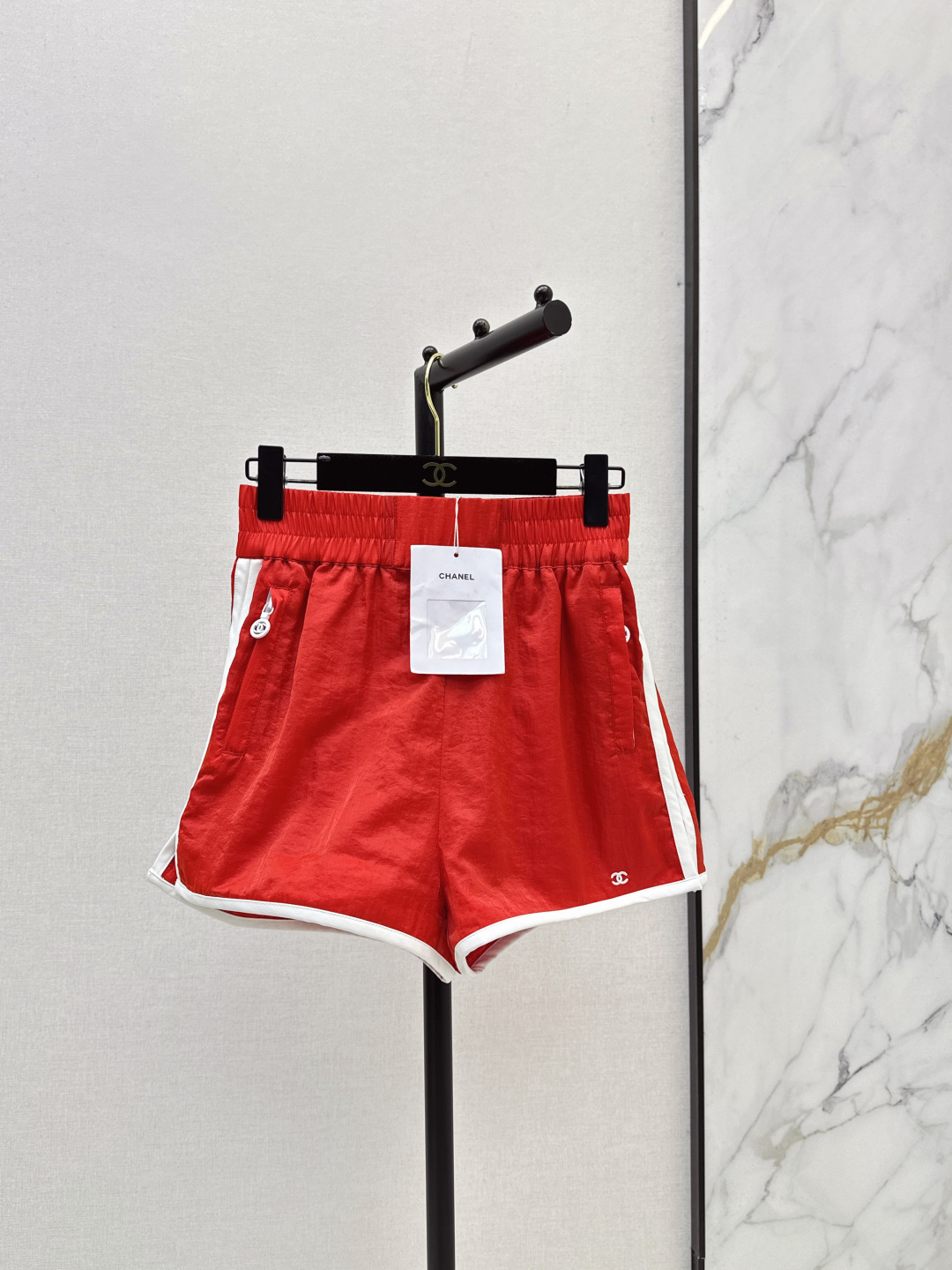 NO:842967,C Home 26Ss————The latest spring and summer Coco girl beach series sports girl shorts with leather edges and contrasting color crafts. High-waisted shorts that make the upper body look slimmer. The beautiful little fairy is white and rich. The imported fabrics are silky and delicate and have a great texture. The classic version is versatile and not attractive. It is fashionable and high-end. Mesh lining is breathable and comfortable. Two colors are available for sale sml,,chanel,shorts,19860909C家 26Ss————春夏最新款Coco女孩beach沙滩系列运动少女短裤皮革包边撞色工艺高腰小短裤上身巨显瘦 绝美小仙女白富美神器 进口面料丝滑细腻质感超赞 经典版型百搭不挑人时髦又高级 网眼内衬透气舒适 两色现货发售sml,,chanel,shorts,,Women's clothing