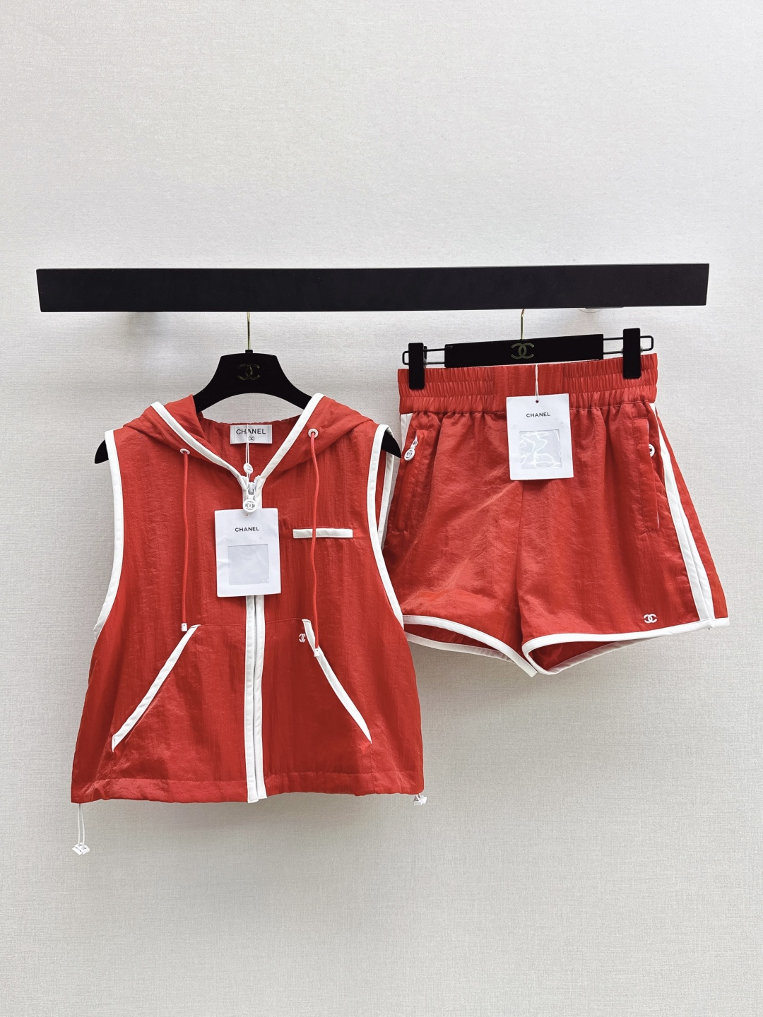 NO:842971,C Home 26Ss————The latest spring and summer Coco girl beach series sports girl hooded vest with contrasting leather edges and adjustable waist design. The upper body is slimming. The beautiful little fairy is white and rich. The imported fabric is silky and delicate and has an awesome texture. The classic version is versatile and not picky, fashionable and high-end. Two colors are available for sale sml,, chanel, hats,19860909C家 26Ss————春夏最新款Coco女孩beach沙滩系列运动少女连帽小马甲皮革包边撞色工艺可调节 收腰设计上身巨显瘦 绝美小仙女白富美神器 进口面料丝滑细腻质感超赞 经典版型百搭不挑人时髦又高级 两色现货发售sml,,chanel,hats,,Women's clothing