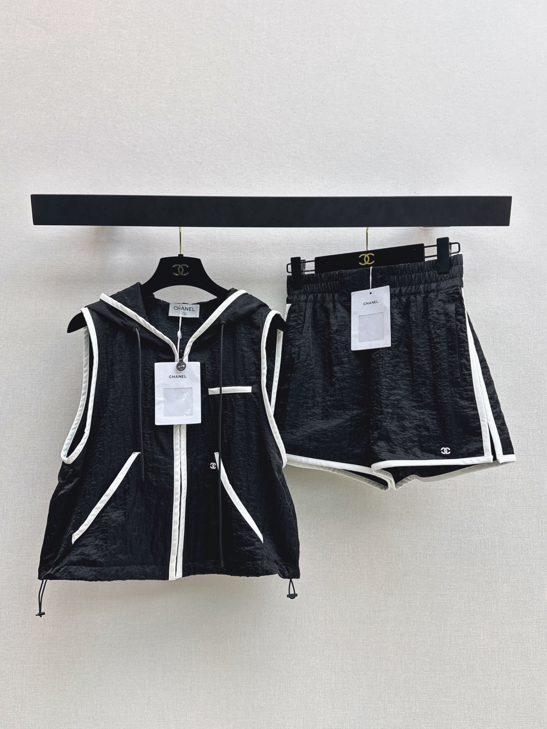 NO:842979,C Home 26Ss————The latest spring and summer Coco girl beach series sports girl hooded vest with contrasting leather edges and adjustable waist design. The upper body is slimming. The beautiful little fairy is white and rich. The imported fabric is silky and delicate and has an awesome texture. The classic version is versatile and not picky, fashionable and high-end. Two colors are available for sale sml,, chanel, hats,19860909C家 26Ss————春夏最新款Coco女孩beach沙滩系列运动少女连帽小马甲皮革包边撞色工艺可调节 收腰设计上身巨显瘦 绝美小仙女白富美神器 进口面料丝滑细腻质感超赞 经典版型百搭不挑人时髦又高级 两色现货发售sml,,chanel,hats,,Women's clothing