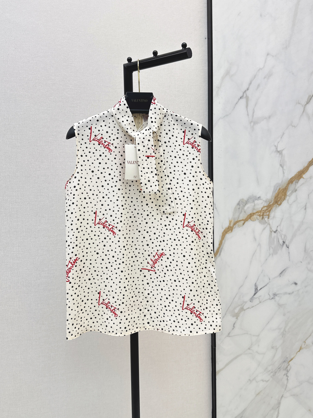 NO:842947,VLTN 26Ss————The latest spring and summer sleeveless vest silk shirt with polka-dot elements integrated into irregular brand logo and signature letter printing. Novel design, elegant and attitude. Collar ribbon and small bow tie embellishment design. Smart and exquisite. 100% silk fabric is light and breathable. A-line shape is loose and slim. One color ready for sale sml, shirts, real silk,19860909VLTN 26Ss————春夏最新款无袖背心真丝衬衫波点元素融入不规则品牌标识签名字母印花 新颖设计优雅有态度 领部飘带小领结点缀设计 灵动又精致 百分百真丝面料轻薄透气 A字版型宽松显瘦 一色现货发售sml,,shirts,real silk,,Women's clothing