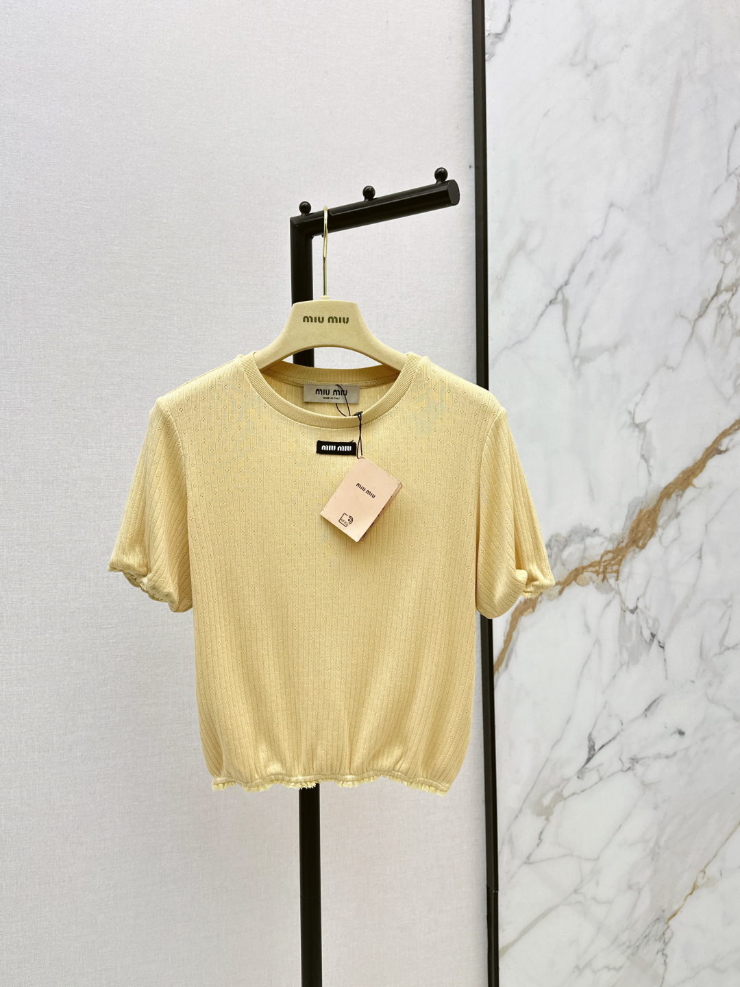 NO:842952,Miu 26Ss————The latest spring and summer short-sleeved sweater made of soft knitted fabric. Comfortable and breathable. Very suitable for spring and autumn. Full of college style. The loose version is very friendly to the body. It can easily cover the flesh and look slimmer. The gray is low-key and versatile and can be easily worn for commuting and dating. It goes well with overalls or casual pants. Three colors are available for sale now: sml,,miumiu,T-shirt,19860909Miu 26Ss————春夏最新款短袖针织衫柔软针织面料 舒适透气 春秋季节超适合 学院风满满 宽松版型对身材超友好 轻松遮肉显瘦 灰色低调百搭通勤约会日常都能轻松驾驭 搭配工装裤或休闲裤都很出彩 三色现货发售sml,,miumiu,T-shirt,,Women's clothing