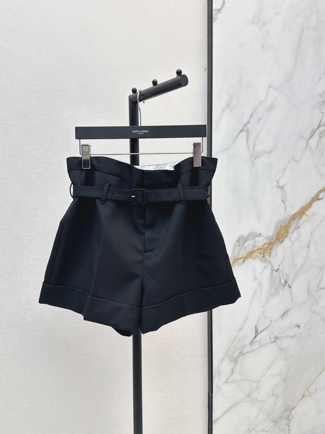 NO:842956,SLP 26Ss————The latest high-waisted and versatile black bud shorts for spring and summer. They are super fashionable and super age-reducing. You will fall in love with them on the upper body. No matter what combination they are, they are instantly smart and fashionable. They are invincible and show long legs. The version is very slim and looks good with T-shirts and shirts. The same color is available in stock sml, loro piana, shorts, shirts, tees, t-shirt,19860909SLP 26Ss————春夏最新款高腰百搭黑色花苞短裤 超级时髦超级减龄 上身就会爱上 无论什么搭配都瞬间乖巧时髦 无敌显大长腿 版型很显瘦 T恤衬衫搭配都好看 一色现货发售sml,,loro piana,shorts,shirts,tees，t-shirt,,Women's clothing