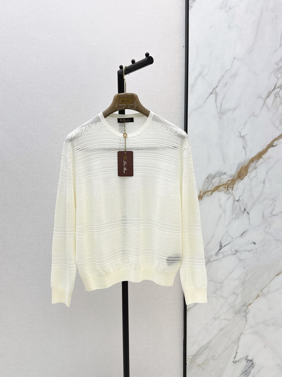 NO:842960,LP 26Ss————The latest off-white hollow sweater for spring and summer is made of Tencel blend. It is breathable and comfortable. It is very suitable for spring and summer. Round neck design. College style full of details. Diamond-shaped hollow knitted layering. Short tailoring optimizes body proportions. High-waisted trousers and skirts show long legs. Easy to control for daily commuting and leisure. Practical and fashionable. Available in one color. sml, loro piana, skirts,19860909LP 26Ss————春夏最新款米白色镂空针织衫采用天丝混纺 透气又舒适 春夏穿超合适 圆领设计 学院风满满细节感十足 菱形镂空针织 层次感UP 短款剪裁优化身材比例 搭高腰裤裙超显腿长 日常通勤休闲都能轻松驾驭 实用又时髦 一色现货发售sml,,loro piana,skirts,,Women's clothing