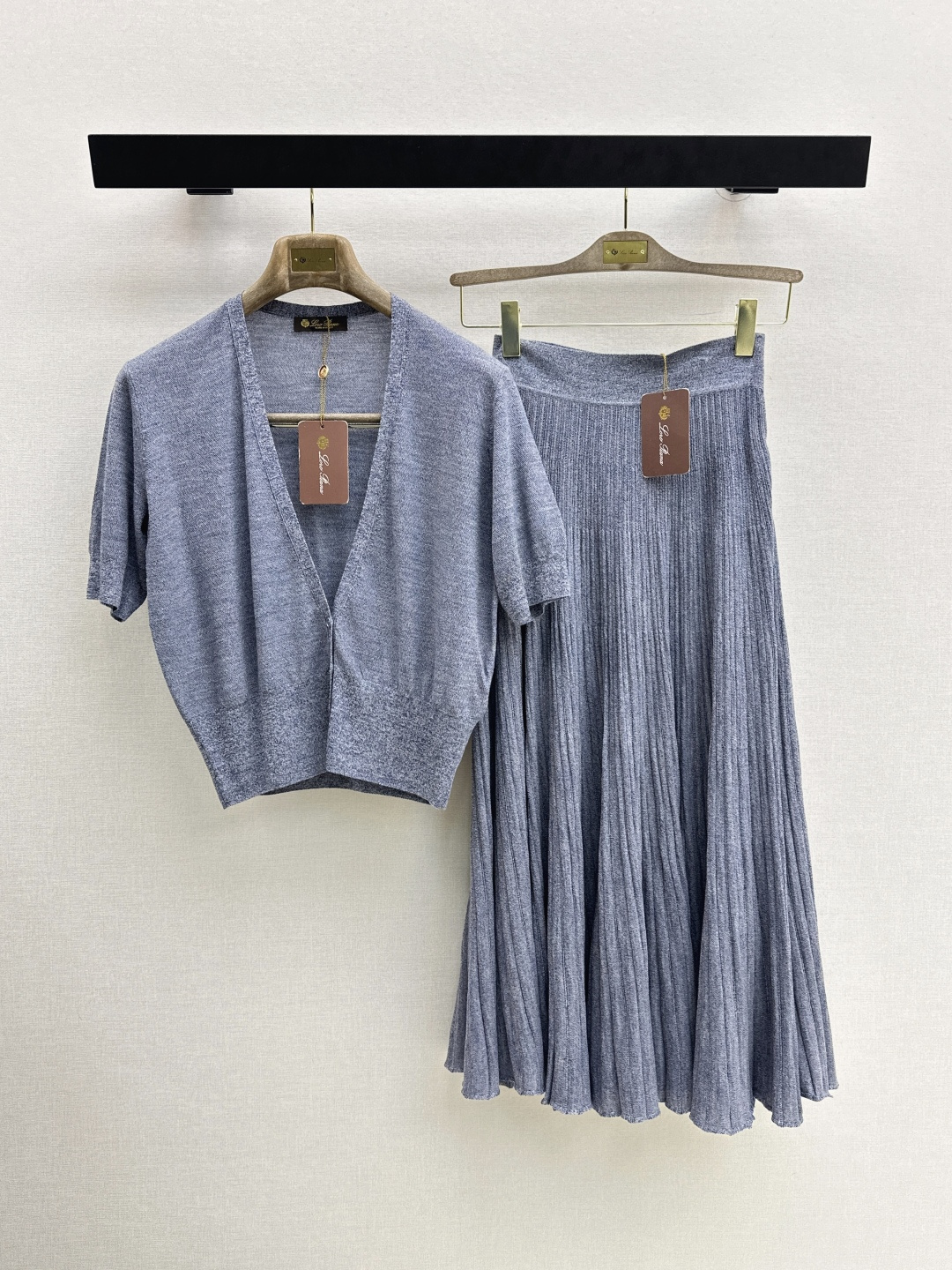NO:842964,Vest, cardigan, skirt LP 26Ss————The latest high-end minimalist style outfit for spring and summer, minimalist floral yarn vest + V-neck cardigan + skirt. Custom-woven and dyed yarn. Ultra-fine 18-needle technology. The requirements for yarn are particularly high~ The price of raw materials is three times that of ordinary yarn. The equipment is scarce and expensive. The shoulder design is particularly slim. It seems simple. A lot of effort has been put into the fabric craftsmanship. You can tell how fragrant it is on the upper body. The two colors are developed separately.  Spot sale sml,,loro piana,skirts,19860909背心 开衫 半裙 LP 26Ss————春夏最新款高级极简风穿搭套装极简风花纱背心+V领开衫+半裙 定织定染纱线 超细18针工艺 对于纱线要求特别高～ 原料价格是普通纱线的三倍 设备息缺且昂贵 肩部设计特别显瘦 看似简单 面料工艺版型上下足功夫 上身就知道有多香了 两色分开发 现货发售sml,,loro piana,skirts,,Women's clothing