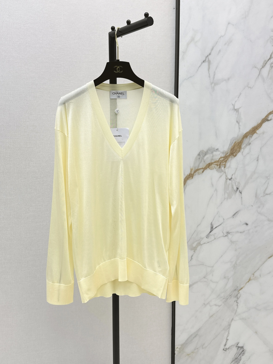 NO:842968,C Home 26Ss————The latest minimalist style V-neck loose knitwear for spring and summer, super nice goose yellow, minimalist design, light and breathable, very suitable for spring and summer V-neck loose fit, low-key, elegant and comfortable, easy to control for daily commuting or leisure, soft and skin-friendly fabric, perfect drape, great to wear alone or layered, easy to create a high-end outfit, one color ready for sale sml,,chanel,19860909C家 26Ss————春夏最新款极简风V领宽松针织衫超好看的鹅黄色 极简设计 轻薄透气超适合春夏 V领宽松版型 低调优雅又舒适 日常通勤或休闲都能轻松驾驭 面料柔软亲肤 垂坠感满分 单穿或叠搭都很出彩 轻松打造高级感穿搭 一色现货发售sml,,chanel,,Women's clothing