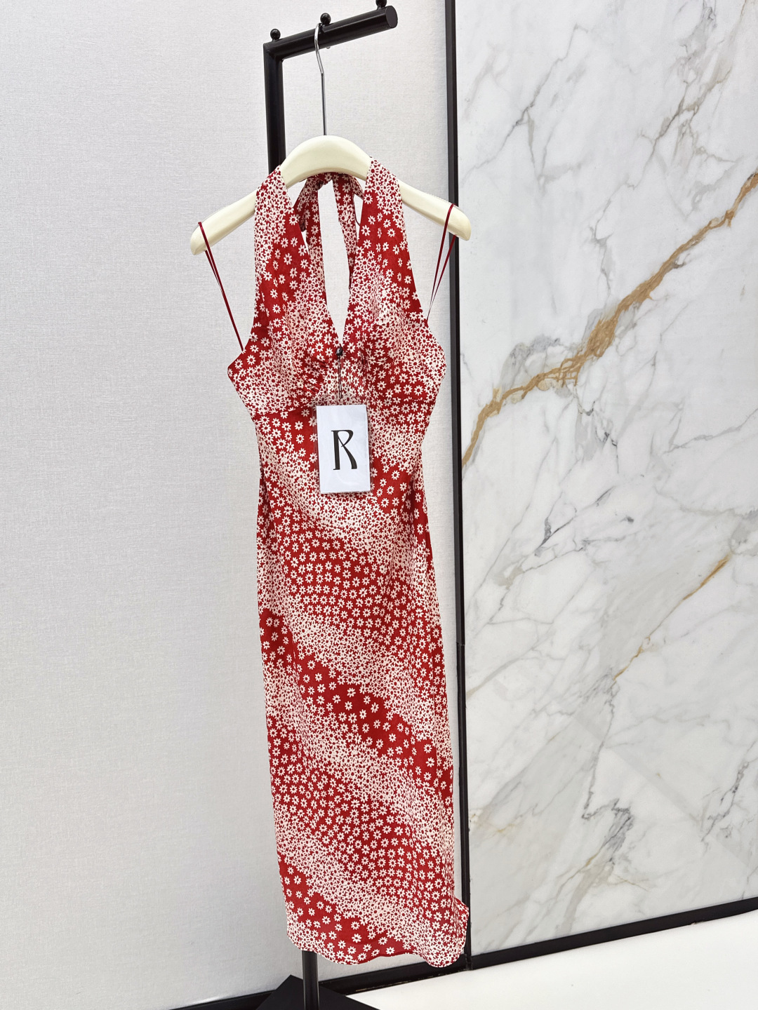 NO:842972,Fashionable niche design 26Ss————The latest printed silk blend dress for spring and summer. Sweet and age-reducing. Very refreshing to wear in summer. It is also suitable for vacation. One-line collar design with waist three-dimensional tailoring. An elegant lady look~~ One color ready for sale smlxl,,skirts,real silk,19860909时髦小众设计 26Ss————春夏最新款印花真丝混纺连衣裙 甜美减龄 夏天穿很清新 度假也很适合 一字领设计搭配收腰立体剪裁 一整个优雅小姐姐Look～～ 一色现货发售smlxl,,skirts,real silk,,Women's clothing