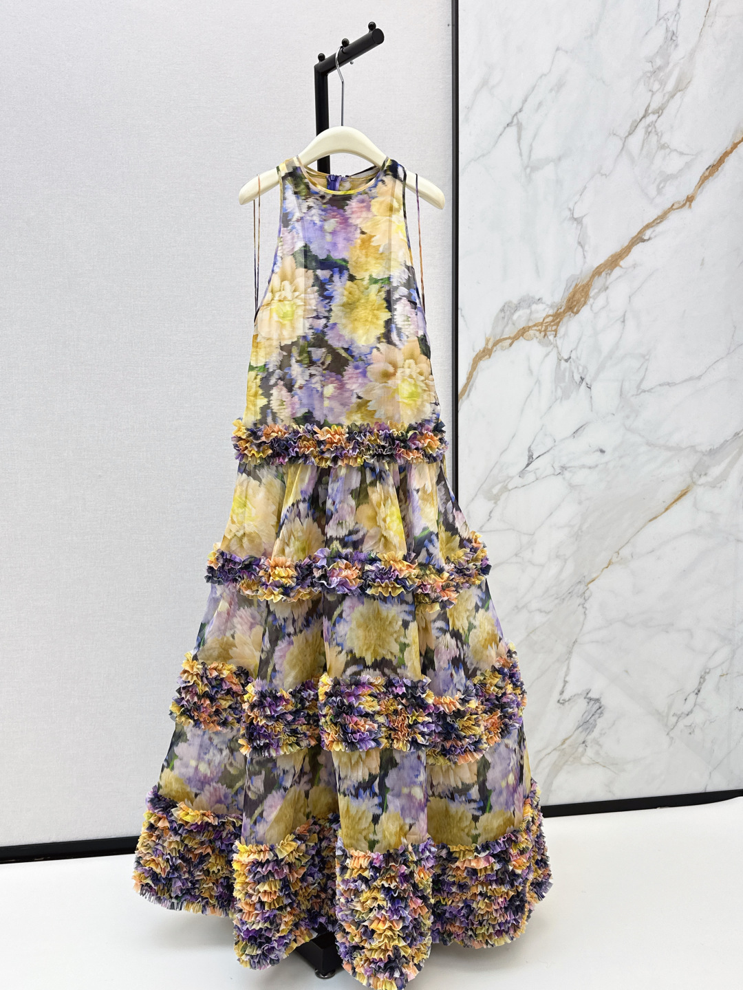 NO:842980,Exclusive first release of Zimmen-M 26Ss - the latest spring and summer resort-style printed dress with an elegant and fresh resort-style atmosphere. Elegant pattern printing, a romantic and elegant must-have item for white and rich beauty. 100% mulberry silk fabric. One color ready for sale smlxl,,skirts,19860909独家首发 Zimmen-M 26Ss——— 春夏最新款度假风印花连衣裙淡雅清新的度假风气息 优雅图案印花浪漫优雅的白富美必备单品 百分百桑蚕丝面料 一色现货发售smlxl,,skirts,,Women's clothing