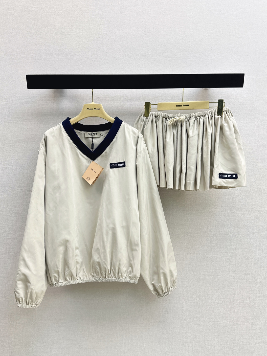 NO:842988,Top Skirt Miu 26Ss————The latest apricot color age-reducing suit for spring and summer. Loose V-neck top + Mini skirt. Navy blue contrast V-neck comes with retro college filter. Soft nylon fabric is light and crisp. It is not sweaty at all in summer. It is easy to wear a set of three-to-seven proportions that are wider at the top and shorter at the bottom. No need to worry about matching. One color is developed separately. Ready for sale sml l,,miumiu,skirts,19860909上衣 半裙Miu 26Ss————春夏最新款杏色减龄套装宽松V领上衣+Mini半裙 藏青撞色V领自带复古学院滤镜 软乎乎的尼龙面料轻薄又挺括 夏天穿也完全不闷汗 一套搭配轻松穿出上宽下短的三七分比例 不用费心搭配 一色分开发 现货发售sml l,,miumiu,skirts,,Women's clothing