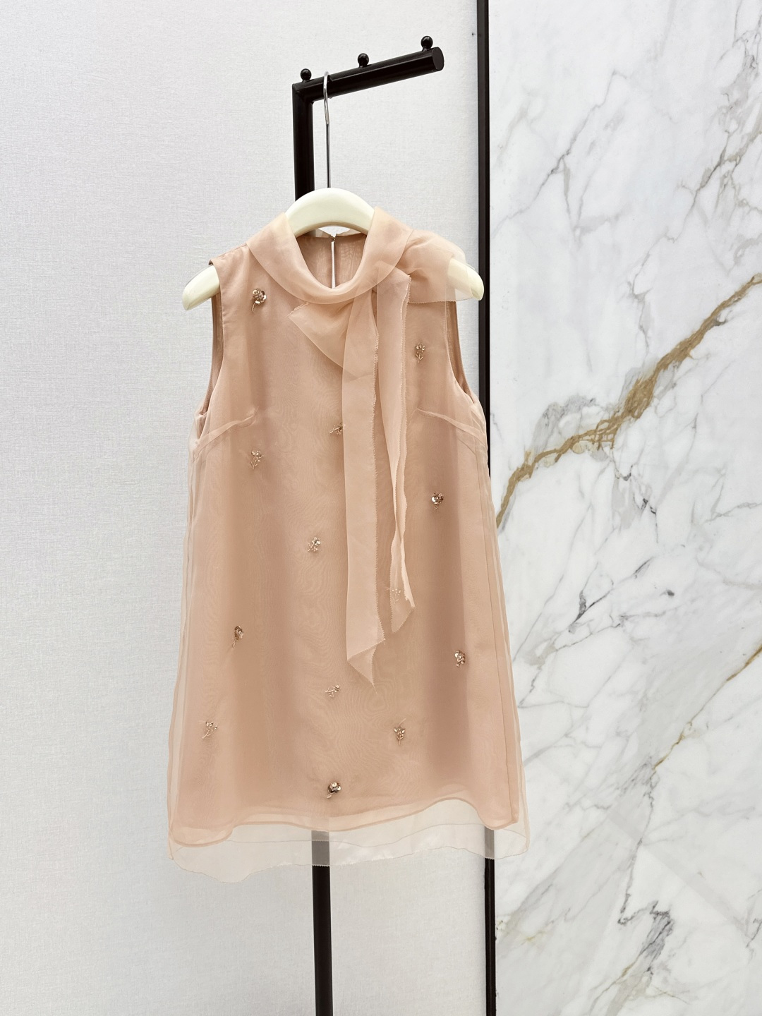 NO:842993,Miu 26Ss————The latest spring and summer sleeveless dress with ribbons and bows on the neck. The heart-warming tender pink upper body is so beautiful. The small A-line cut hides the flesh and makes you look slimmer. It is invincible and versatile. Fully positioned hand-beaded flower rhinestone design. Very girly style with a sweet and age-reducing atmosphere. A proper feeling of being delicate and elegant. One color ready for sale sml,, miumiu, skirts,19860909Miu 26Ss————春夏最新款领口飘带蝴蝶结无袖连衣裙 令人心动的温柔嫩粉色上身太美了 小A字剪裁版型藏肉显瘦 无敌百搭不挑人 全定位手工钉珠花朵水钻设计 非常重气质少女风减龄甜美气息 妥妥的娇俏千金感 一色现货发售sml,,miumiu,skirts,,Women's clothing