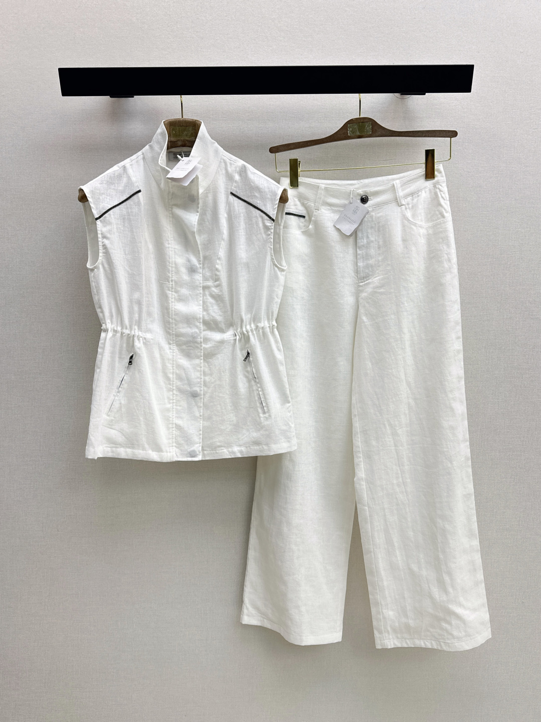 NO:842999,Vest, trousers, exclusive first release, Bc 26Ss——Early autumn latest high-end minimalist old money style suit, handsome drawstring waist vest + copper chain decorated straight pants, minimalist casual old money style, drawstring waist curve to sublimate femininity in toughness, easy to control for commuting, match with trousers of the same series to interpret different styles. Breathable and comfortable cotton and linen fabrics, great texture, developed in two colors, ready for sale sml,,19860909马甲 西裤 独家首发 Bc 26Ss————早秋最新款高级极简老钱风套装帅气抽绳收腰马甲+铜链装饰直筒裤 极简休闲老钱风 抽绳收腰身曲线让柔美在硬朗中升华 通勤穿搭轻松驾驭 搭配同系列西裤 演绎不同风格 透气舒适的棉麻面料 质感超赞 两色分开发 现货发售sml,,,Women's clothing