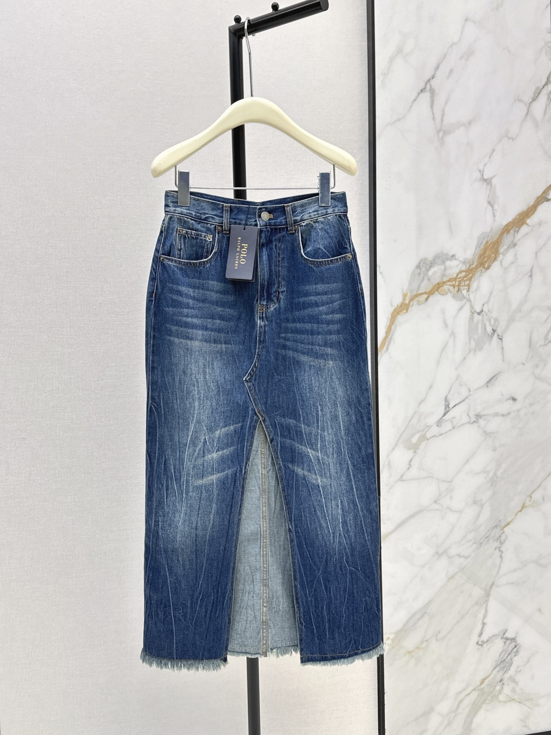 NO:843005,All-purpose and versatile formula RL 26Ss————The size is the latest long denim skirt with front slit design. High-waisted one-step skirt version. One row of button design. The front slit is very visually tall. It completely modifies the hip line and lengthens the proportion of the legs. Retro wash effect. It is OK to match with T-shirts or shirts. One color ready for sale sml, skirts, shirts, tees, t-shirt,19860909万能百搭公式 RL 26Ss————尺寸最新款前开叉设计长款牛仔半裙 高腰一步裙版型 一排开扣设计 前片开叉剪裁在视觉上非常显高 完全修饰臀部线条拉长双腿比例感 复古洗水效果 搭配T恤或者衬衫都OK 一色现货发售sml,,skirts,shirts,tees，t-shirt,,Women's clothing