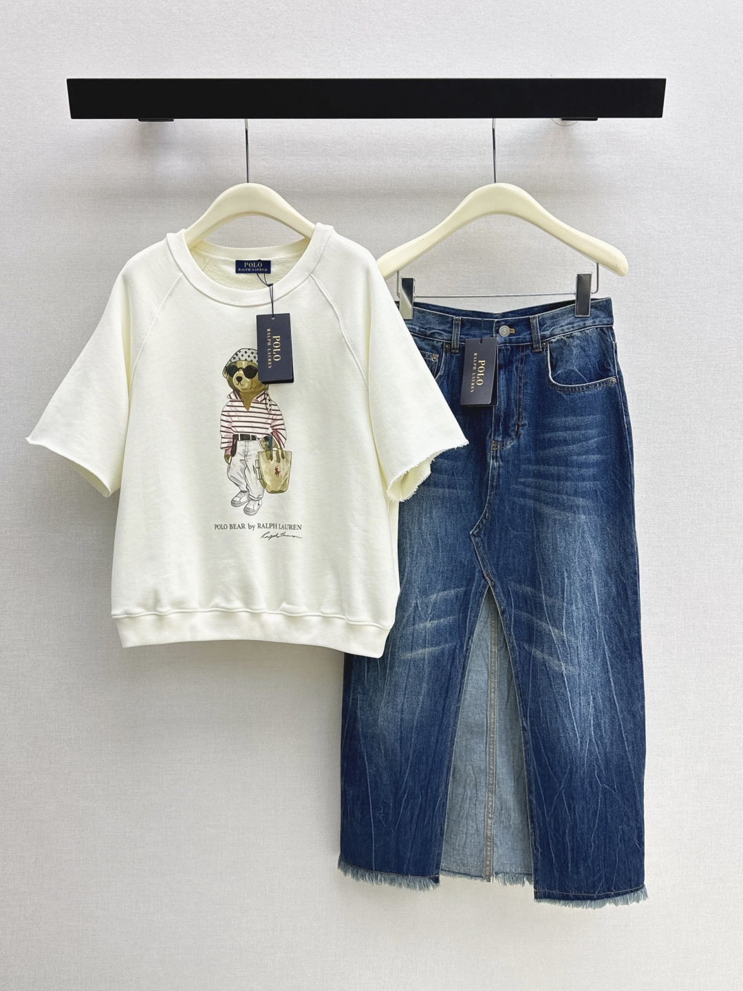 NO:843011,Recommended for hot orders from customers: RL 26Ss - the latest spring and summer American style bear short-sleeved sweatshirt with round neck and loose classic fit. A must-have for quality control. The texture of the imported terry sweatshirt fabric is great. Printed bear embroidery technology. Fashionable and elegant for girls who are younger. A must-have for children. High-end retro casual style. The version is versatile and not picky. Available in stock in one color, sml, hoodie, sweatshirts, T-shirt,19860909客订爆单推荐 RL 26Ss————春夏最新款美式风格小熊短袖卫衣圆领宽松经典版型 品质控必入 进口毛圈卫衣面料质感超赞 印花小熊刺绣工艺 减龄少女气质时髦精必入 童趣高级复古随性风 版型百搭不挑人 一色现货发售sml,,hoodie,sweatshirts,T-shirt,,Women's clothing