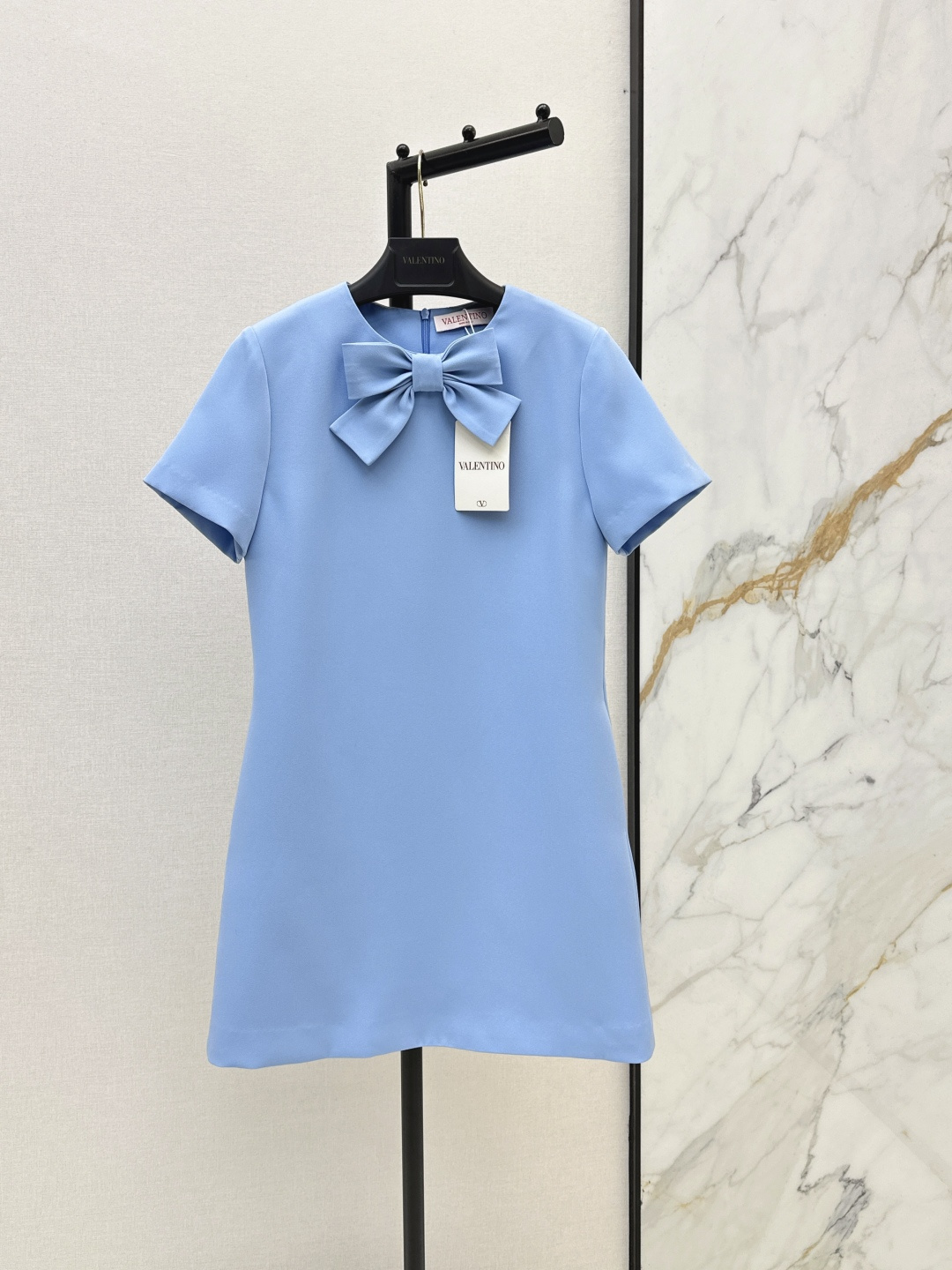 NO:843017,VLTN 26Ss————The latest spring and summer heavy bow-decorated dress. Custom-dyed blue fabric. Exquisite ladylike style. Super classic. Long-wearing. Suitable for various occasions. Can be used for commuting or daily gatherings.19860909VLTN 26Ss————春夏最新款重磅蝴蝶结装饰连衣裙 定染的蓝色定制面料 精致淑女名媛风 超级经典 久穿不厌 适合各种场合 无论是通勤或者日常聚会都能驾驭 H版型也完全不挑人不挑身材 一色现货发售sml,,skirts,,Women's clothing
